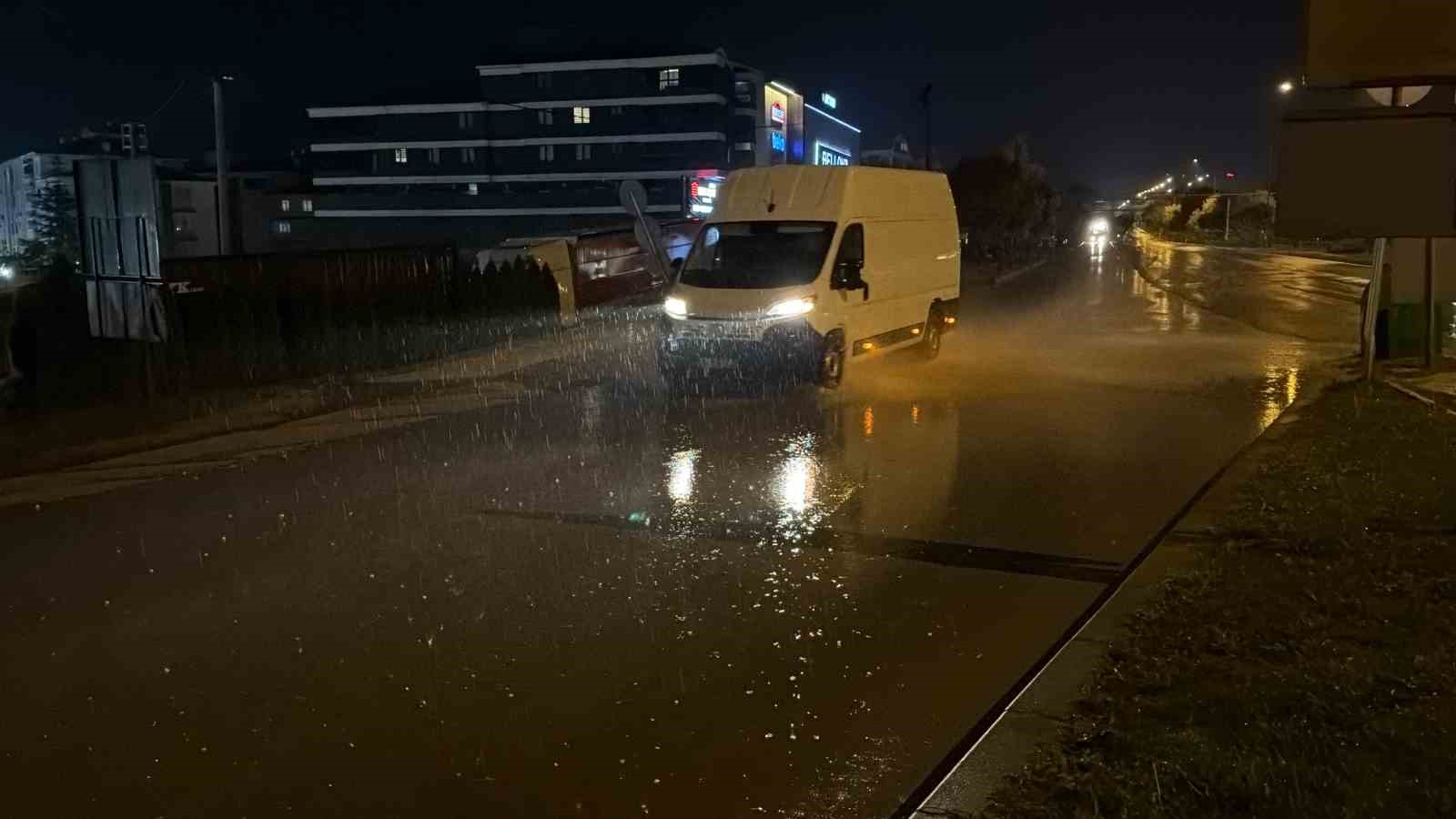 Bolu genelinde gök gürültülü sağanak etkili oldu