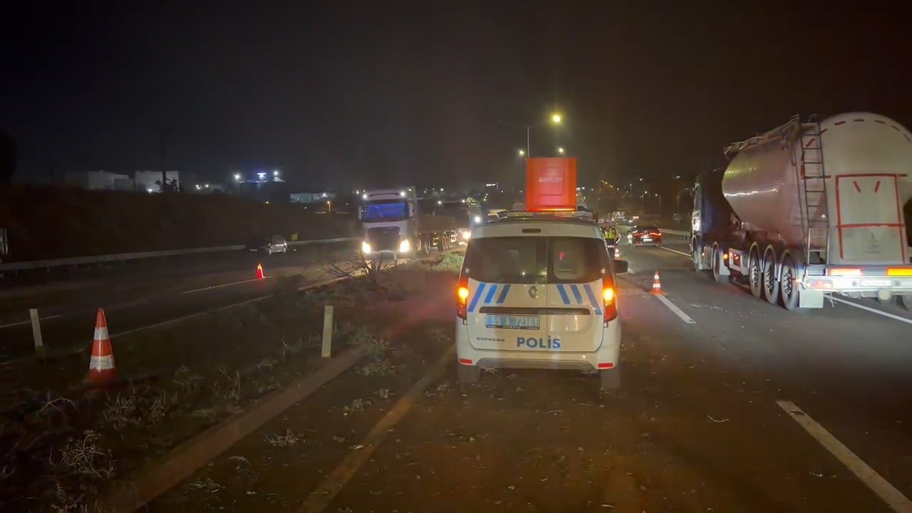 Kontrolden çıkan otomobil refüje ve direklere çarptı: 1 yaralı