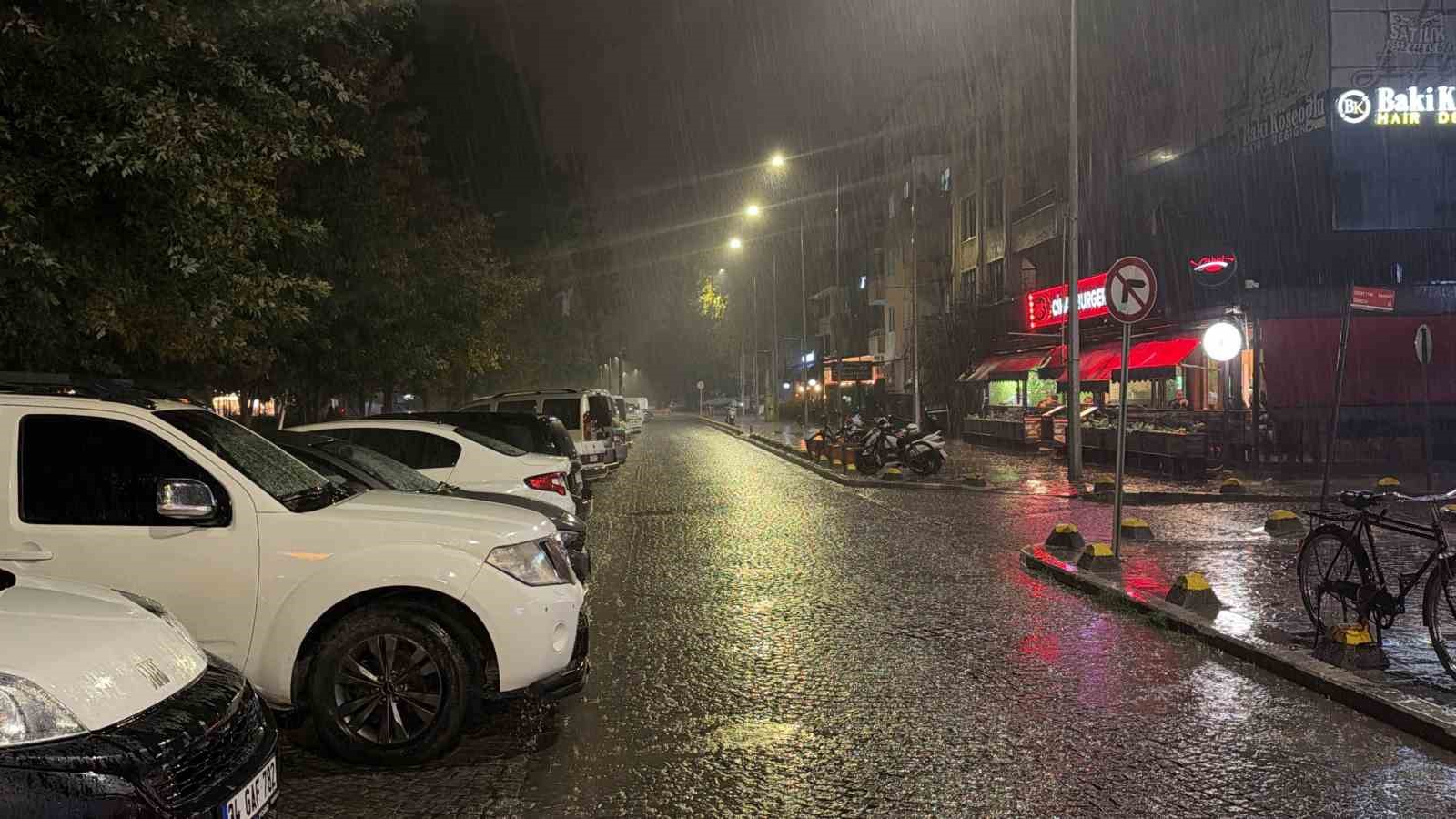 Düzce’de sağanak yağış şiddetini arttırdı