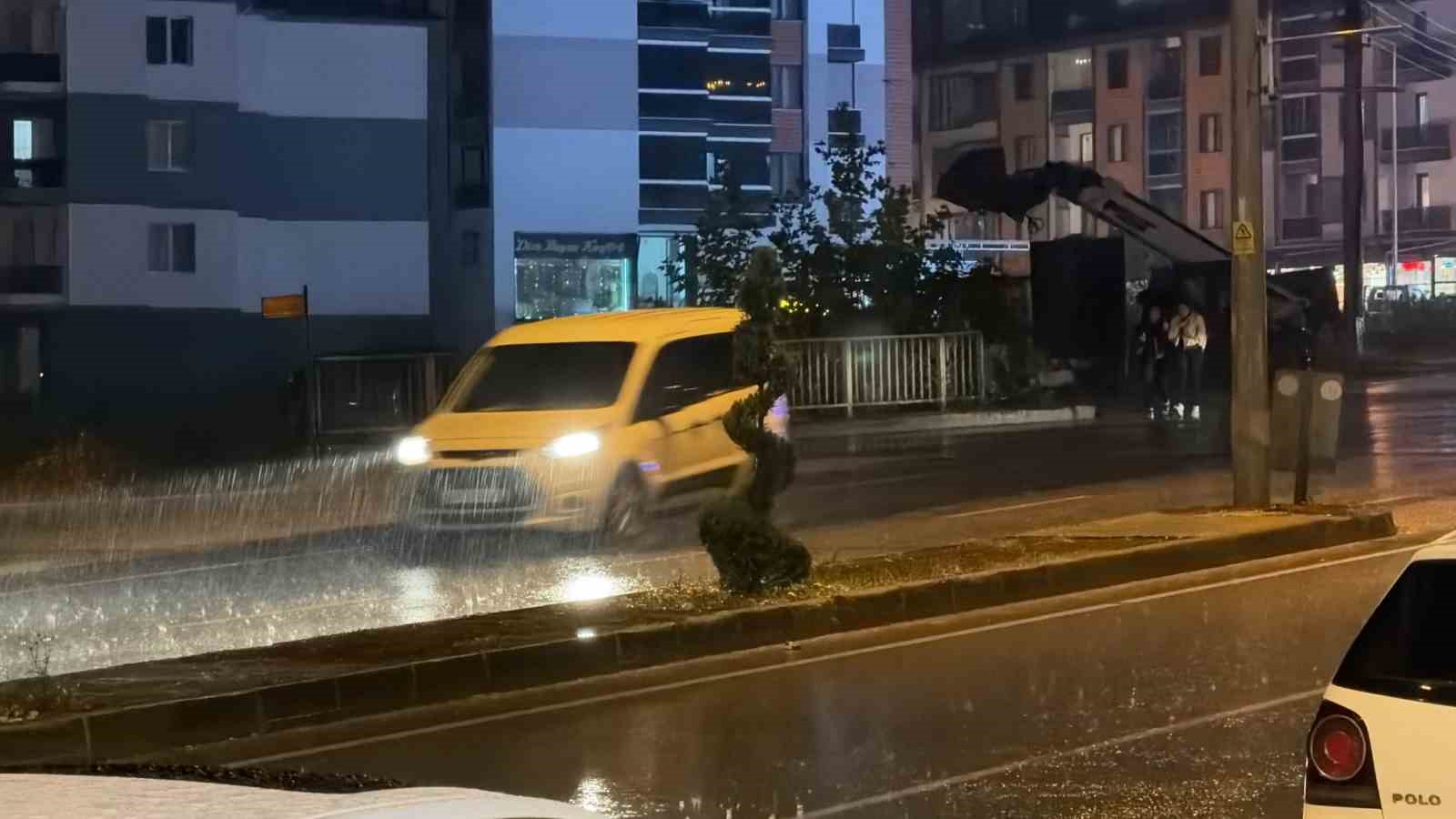Düzce’de sağanak yağış şiddetini arttırdı