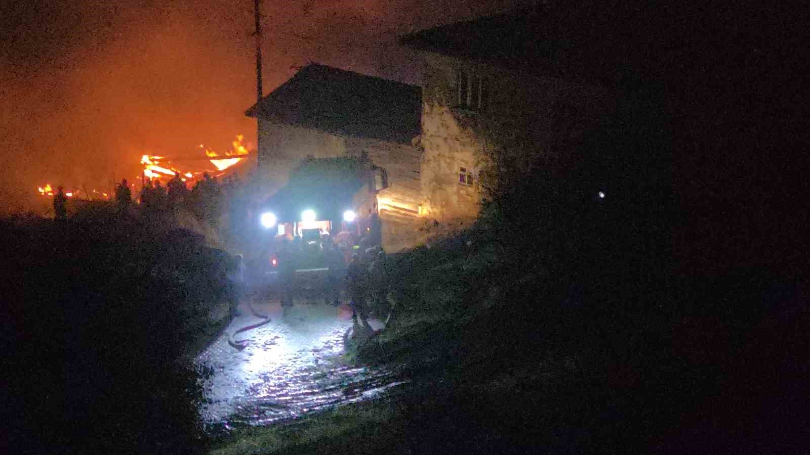 Kütahya Domaniç’te yangın: 6 samanlık ve 1 ahır küle döndü