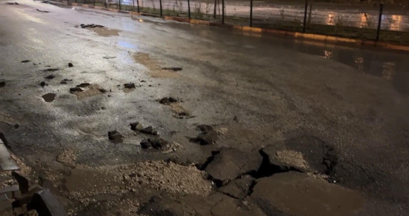 Besni’de şiddetli yağış sonrası yollar çöktü
