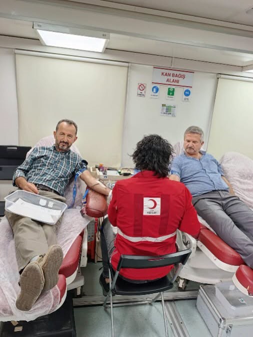 Aliağalı muhtarlardan Kızılay’a kan bağışı