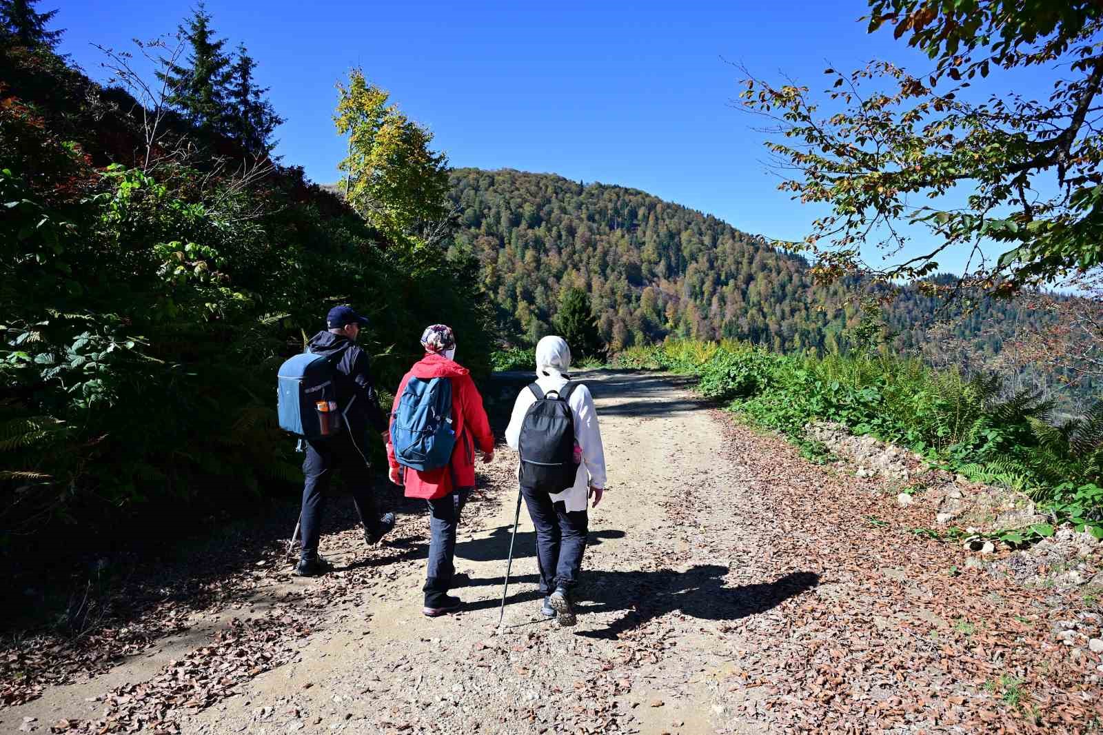 Bir yanda Karadeniz, bir yanda sonbahar: Kürtün’de etkileyici yürüyüş