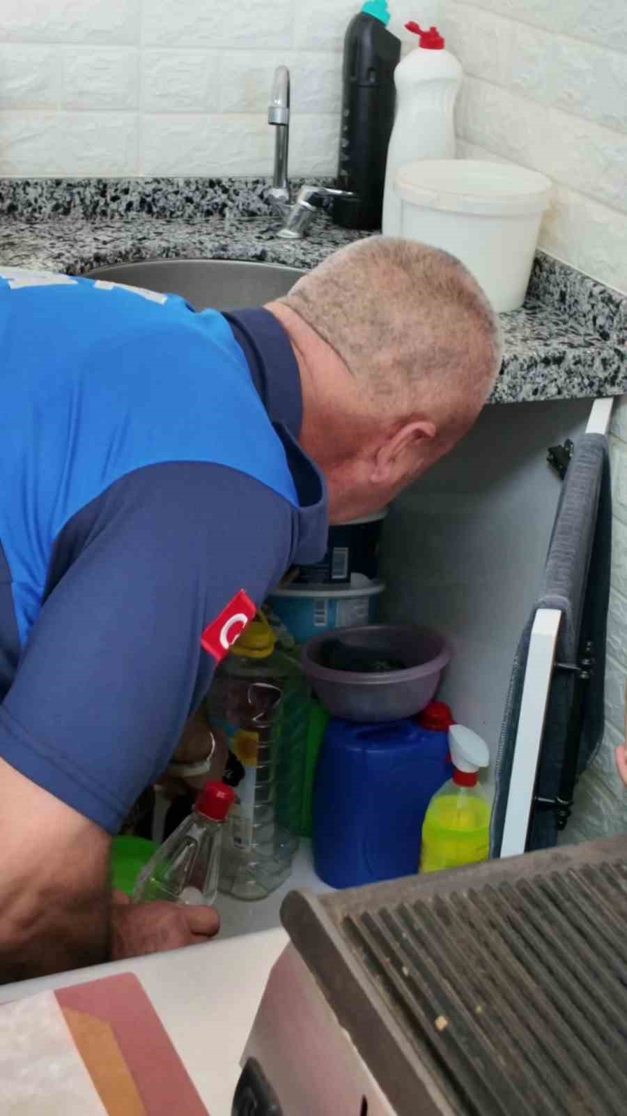 Gıda ürünleriyle deterjanı aynı dolaba koyan kantinci kendini "Abi vallahi yerimiz dar" diyerek savundu