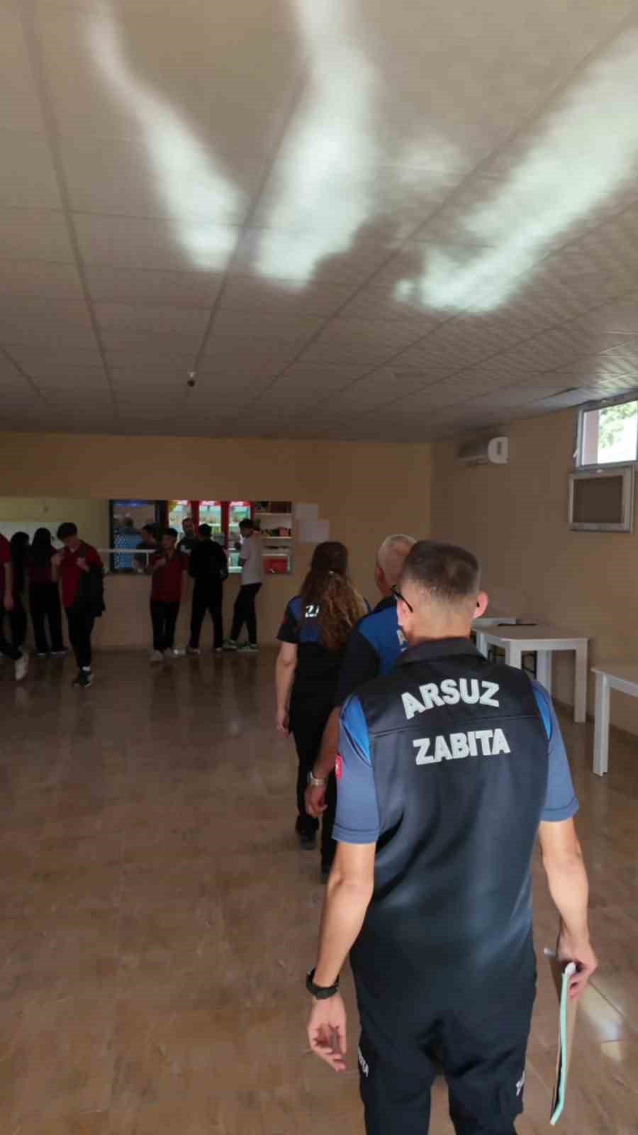 Gıda ürünleriyle deterjanı aynı dolaba koyan kantinci kendini "Abi vallahi yerimiz dar" diyerek savundu