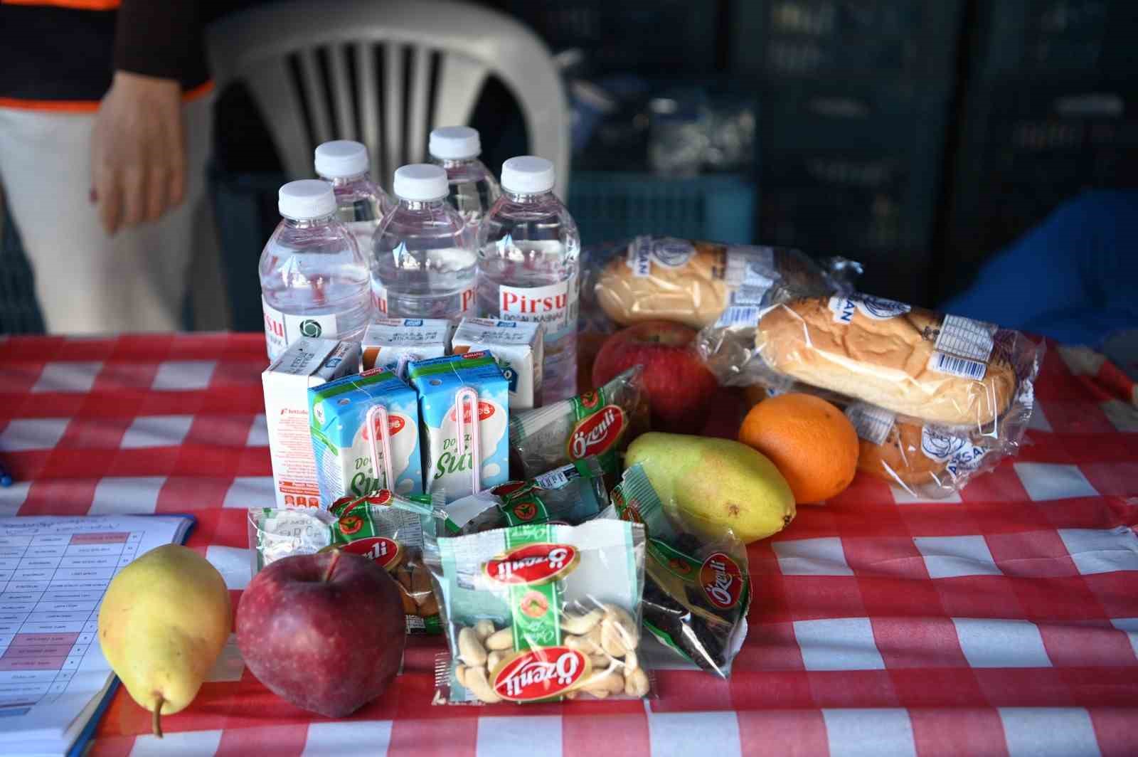 Kuşadası’nda çocuklara 3 haftada 4 bin 200 beslenme paketi dağıtıldı