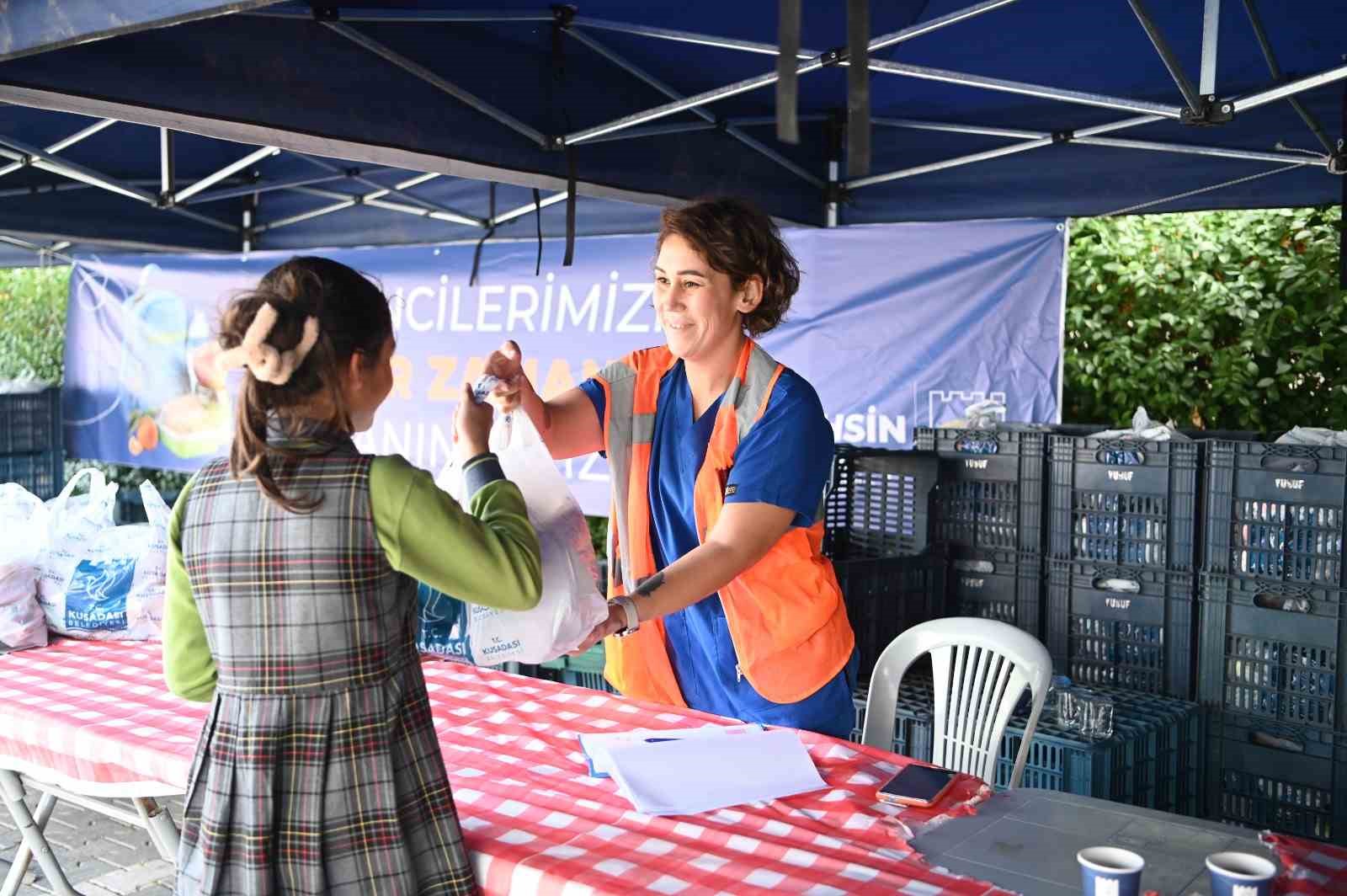 Kuşadası’nda çocuklara 3 haftada 4 bin 200 beslenme paketi dağıtıldı