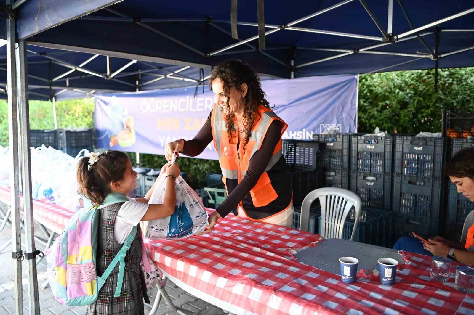 Kuşadası’nda çocuklara 3 haftada 4 bin 200 beslenme paketi dağıtıldı