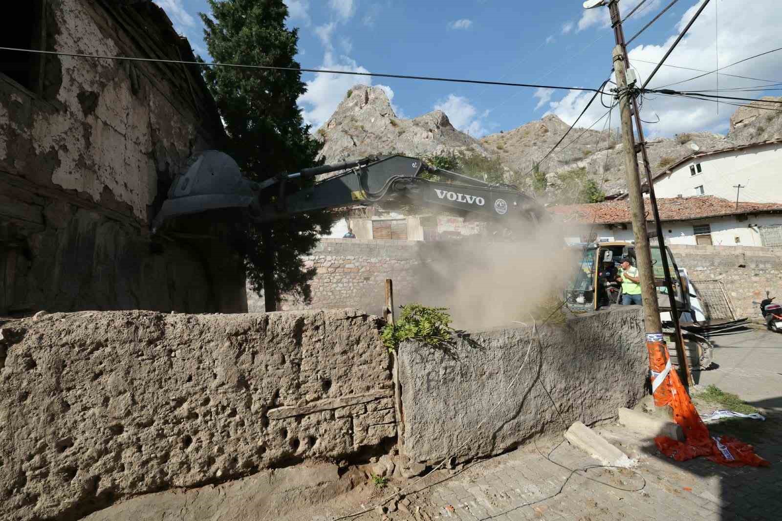 Tokat’ta kentsel dönüşüm kapsamında yıkım çalışmaları başladı