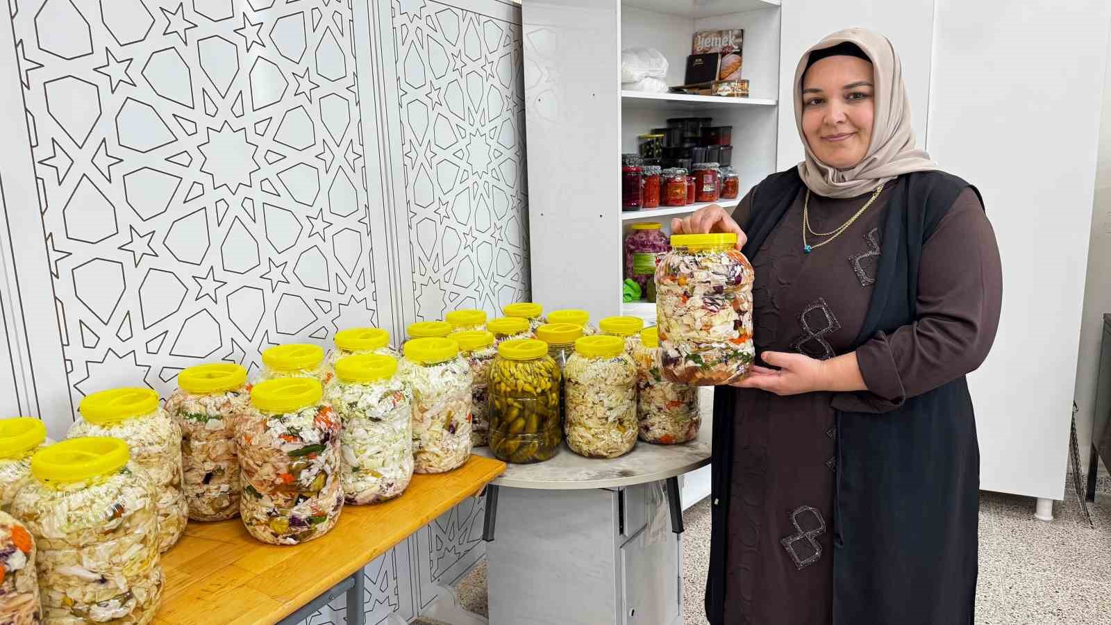 Ağrı’da ata tohumuyla yetişen lahanalar turşuya dönüşüyor