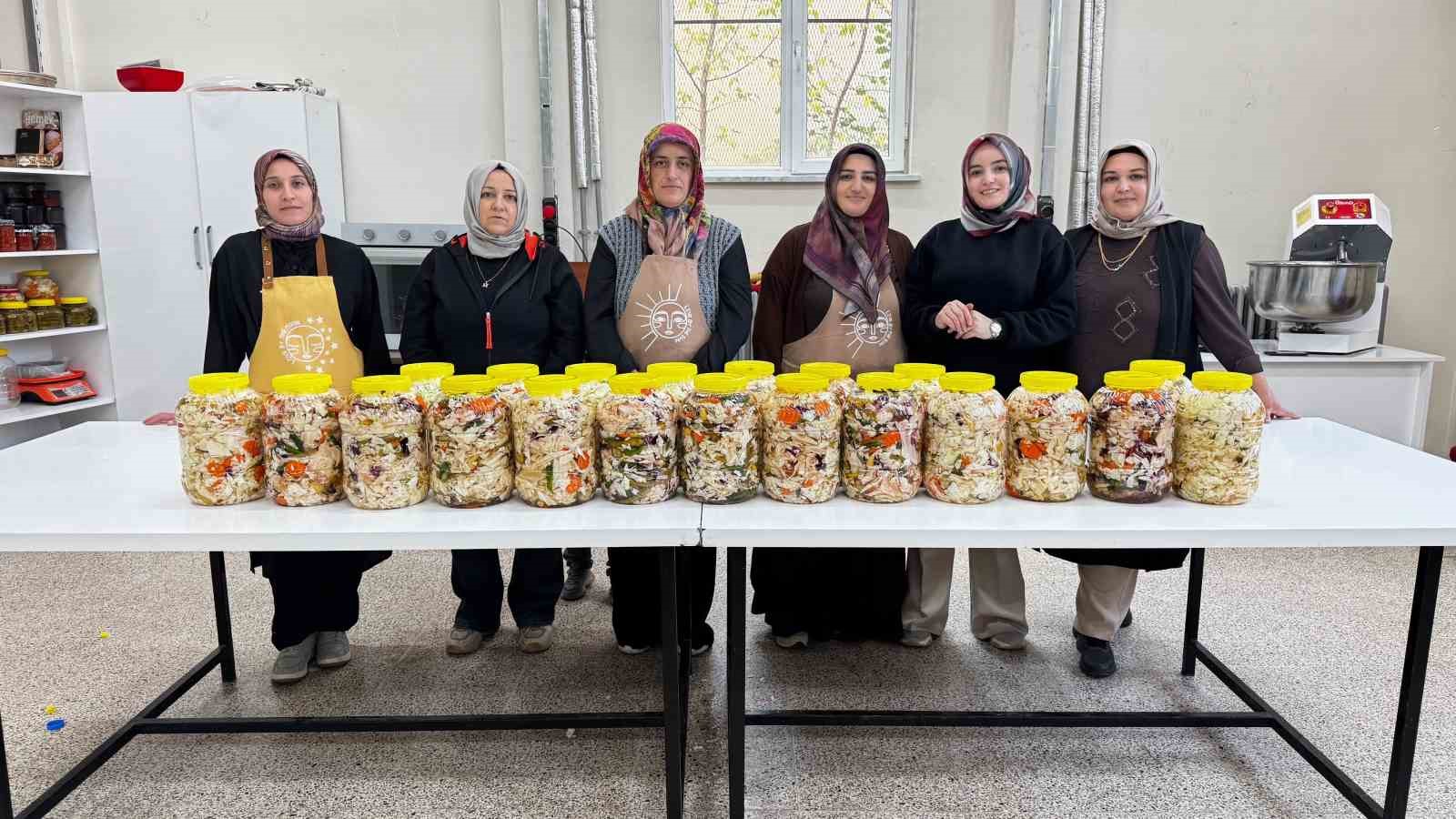 Ağrı’da ata tohumuyla yetişen lahanalar turşuya dönüşüyor