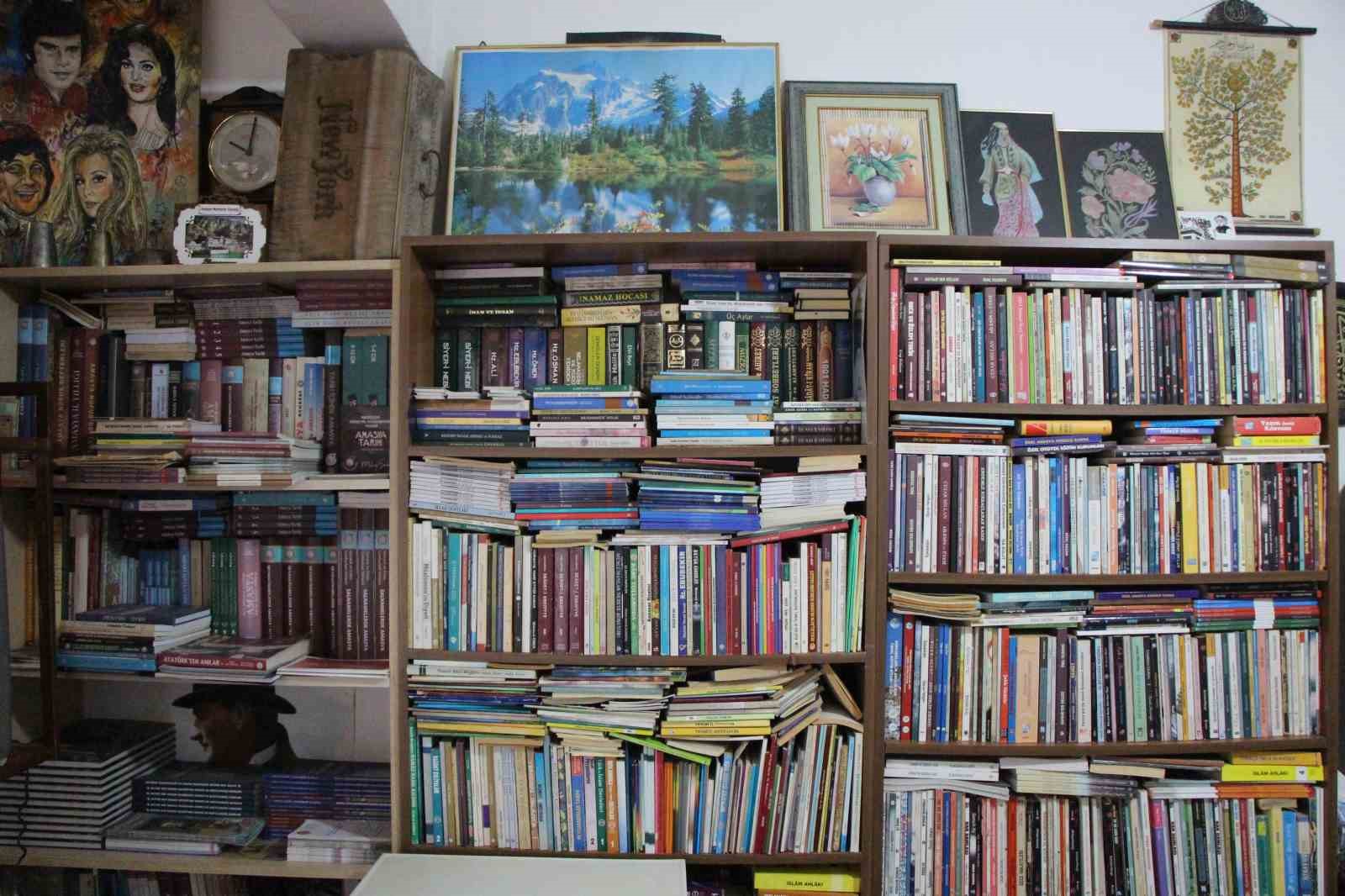 5 bin kitap toplayıp muhtarlığı mini kütüphaneye dönüştürdü