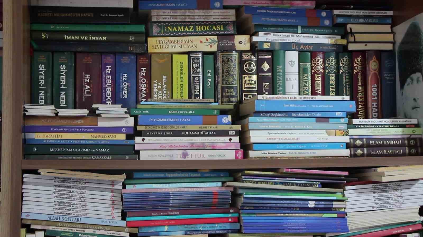 5 bin kitap toplayıp muhtarlığı mini kütüphaneye dönüştürdü