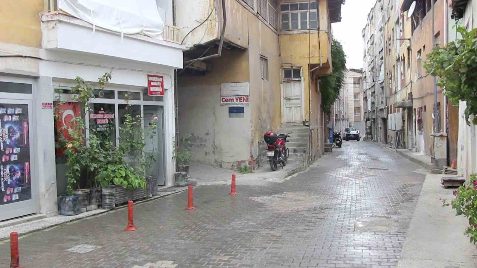 5 bin kitap toplayıp muhtarlığı mini kütüphaneye dönüştürdü
