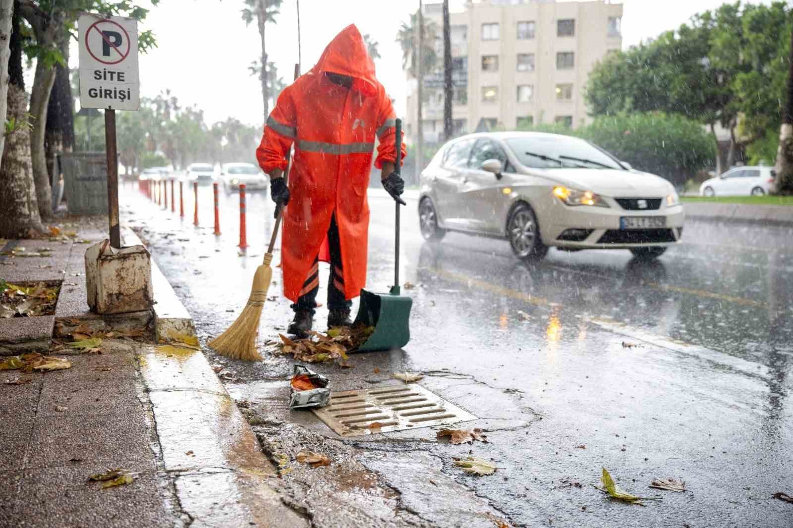 Mersin’de sağanak yağışa karşı ekipler teyakkuzda