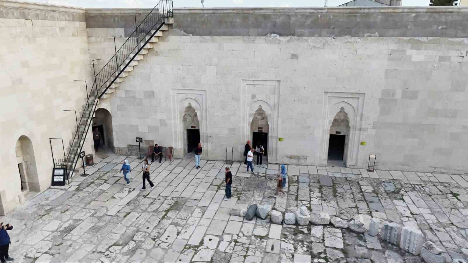 800 yıllık kervansaray yerli ve yabancı turistlerin ilgi odağı