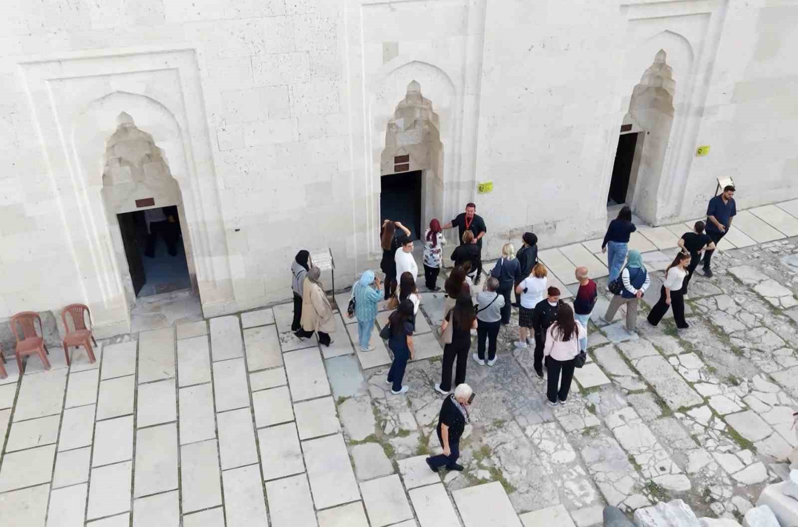 800 yıllık kervansaray yerli ve yabancı turistlerin ilgi odağı