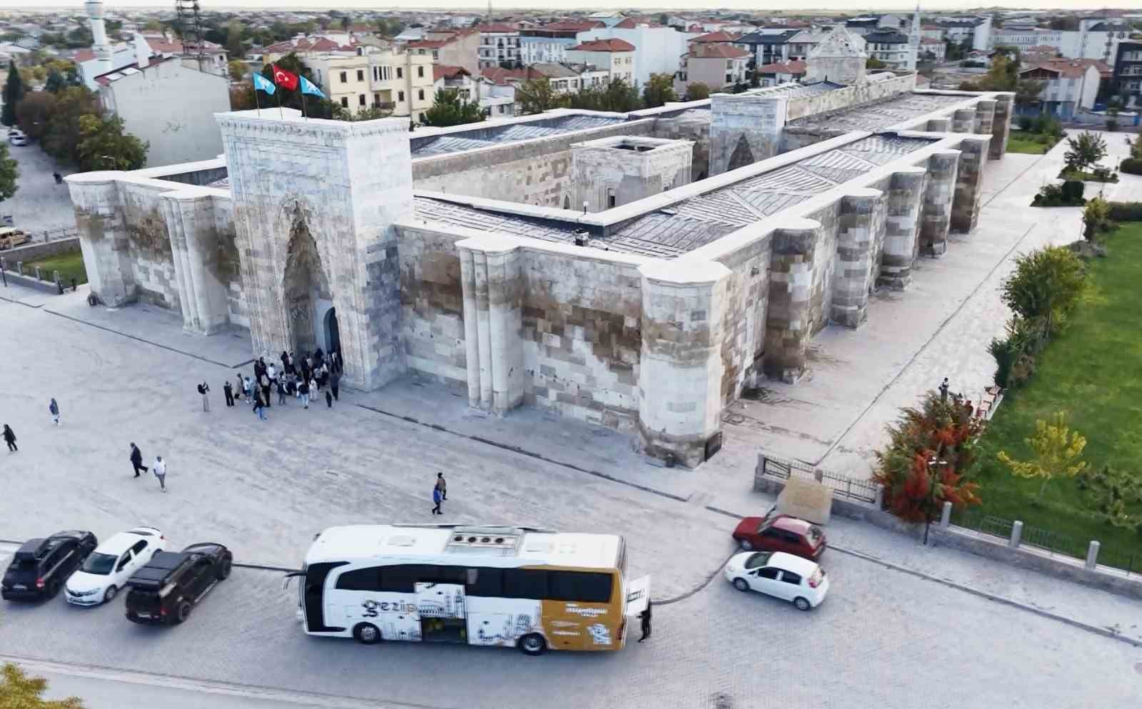 800 yıllık kervansaray yerli ve yabancı turistlerin ilgi odağı