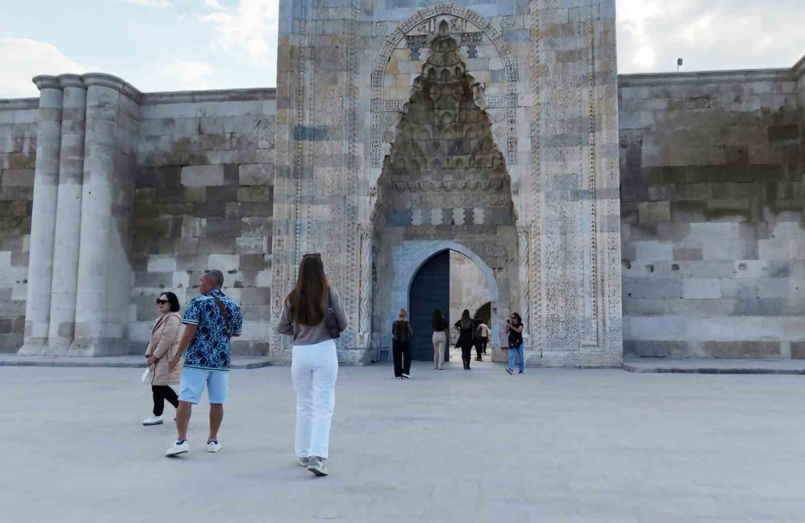 800 yıllık kervansaray yerli ve yabancı turistlerin ilgi odağı
