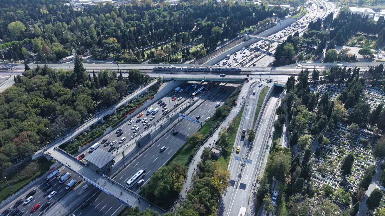 Edirnekapı Metrobüs durağında üst geçit çilesi: Geçici denildi, aylardır kapalı kaldı