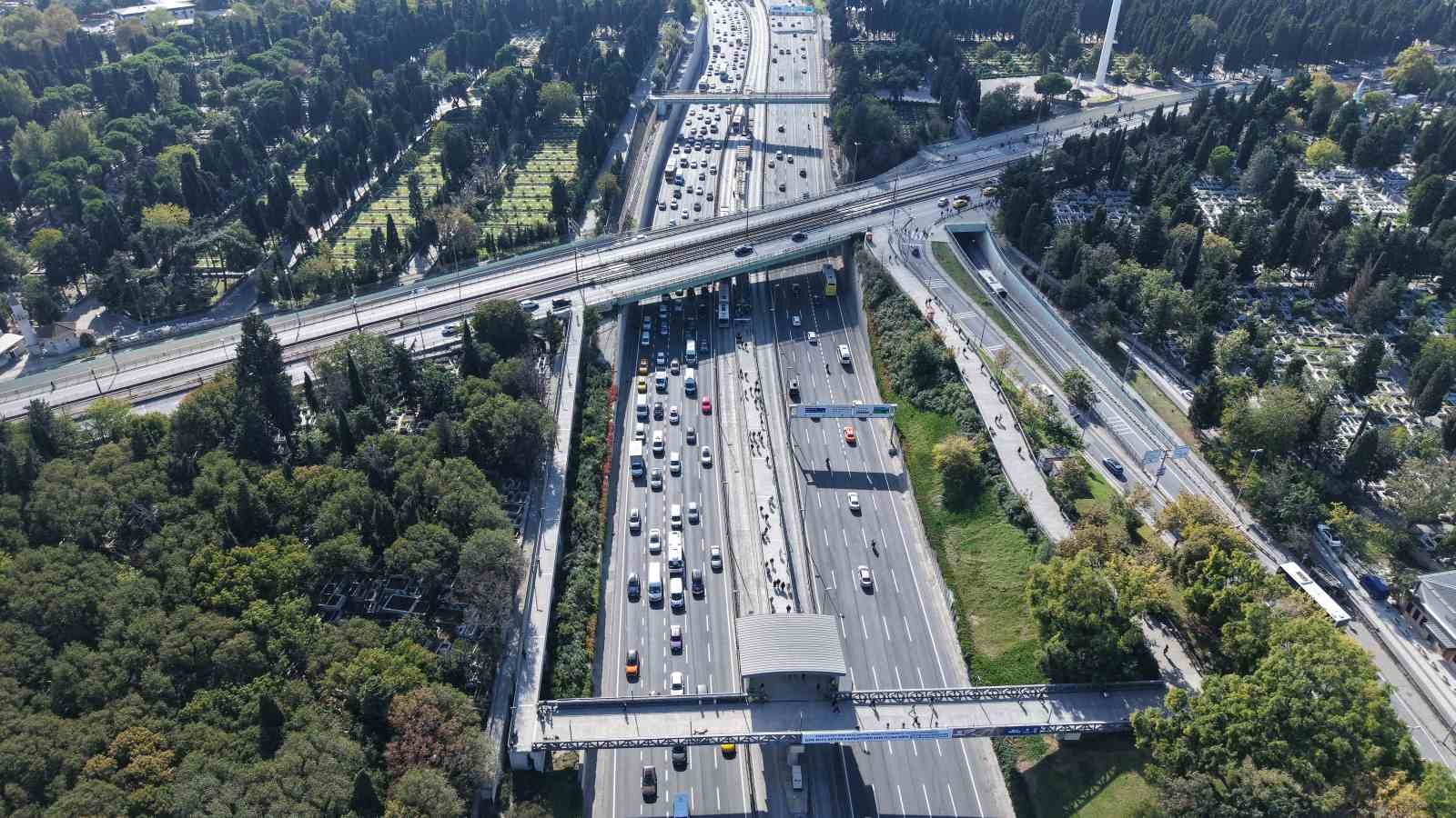 Edirnekapı Metrobüs durağında üst geçit çilesi: Geçici denildi, aylardır kapalı kaldı