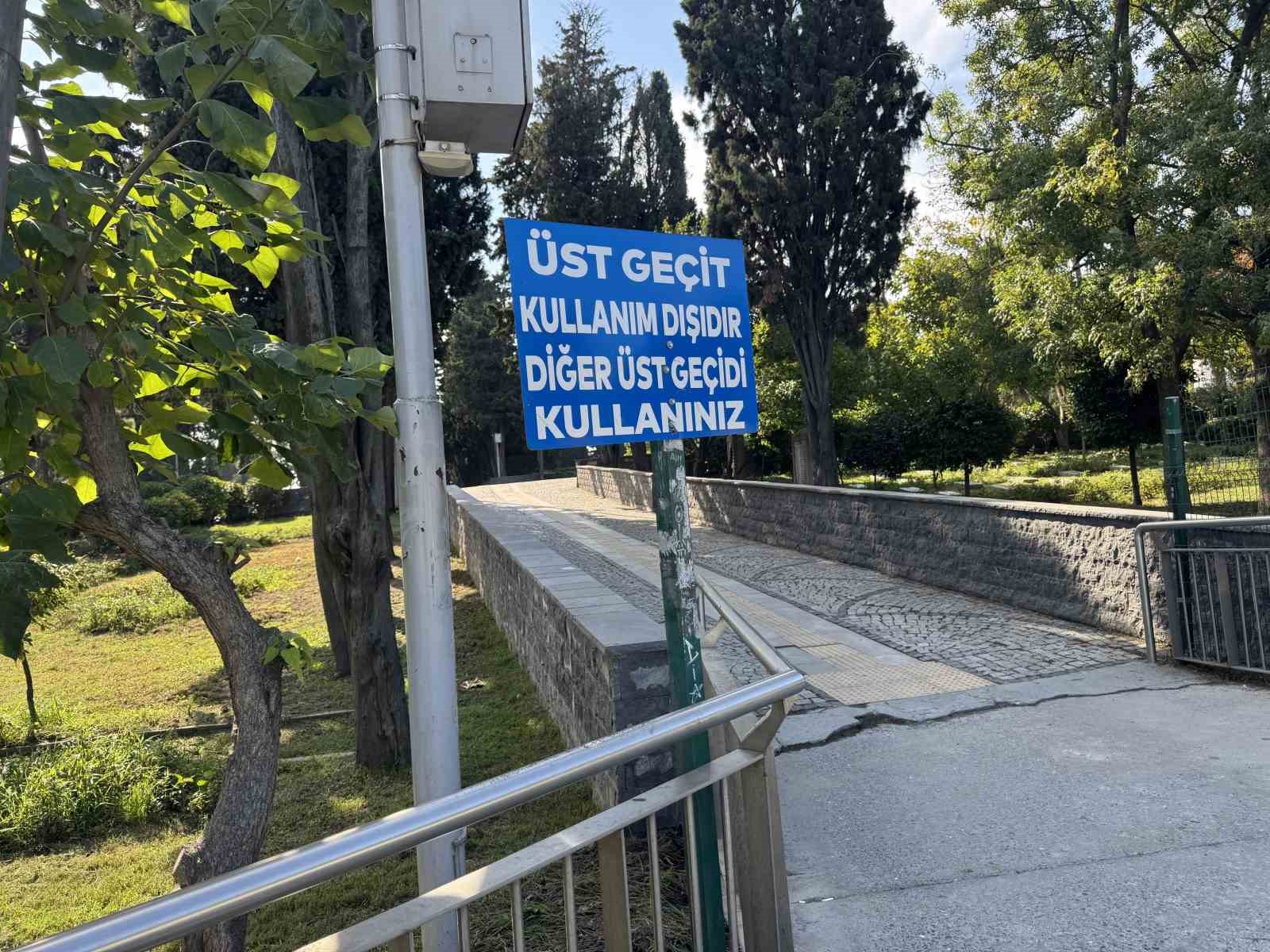 Edirnekapı Metrobüs durağında üst geçit çilesi: Geçici denildi, aylardır kapalı kaldı