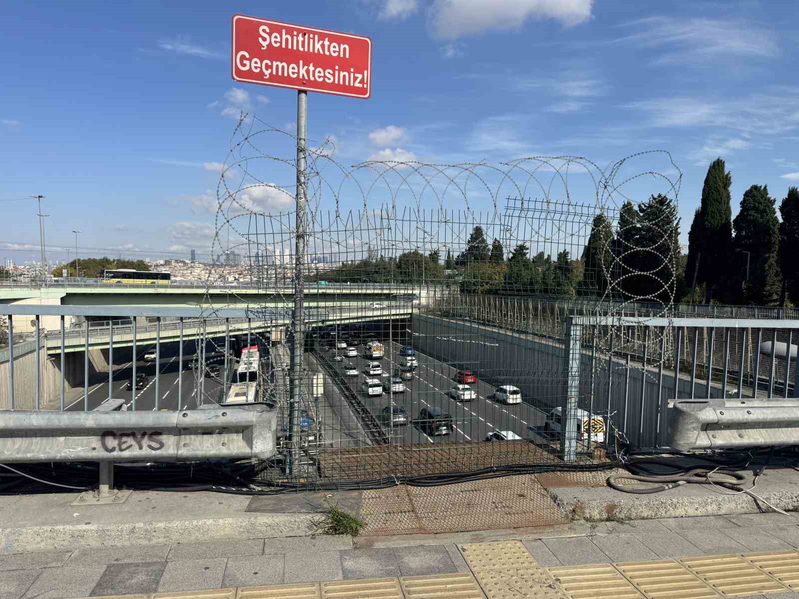 Edirnekapı Metrobüs durağında üst geçit çilesi: Geçici denildi, aylardır kapalı kaldı