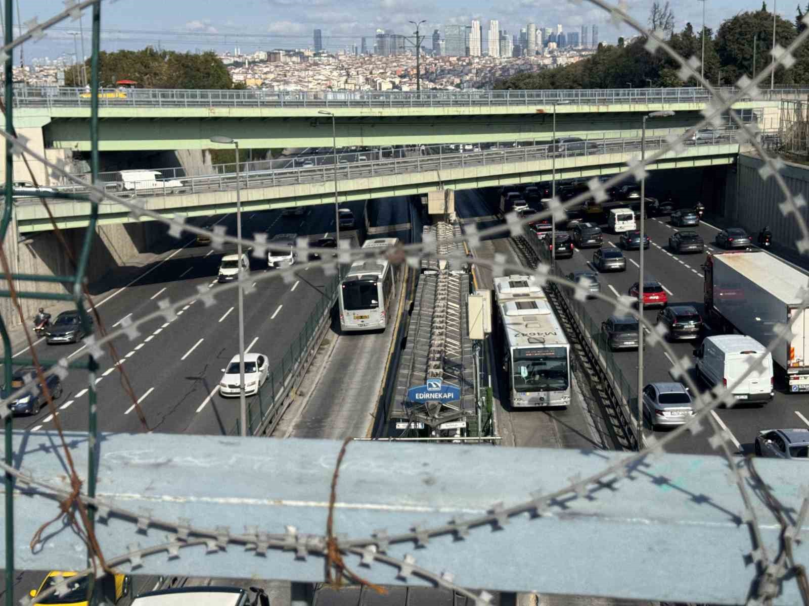 Edirnekapı Metrobüs durağında üst geçit çilesi: Geçici denildi, aylardır kapalı kaldı