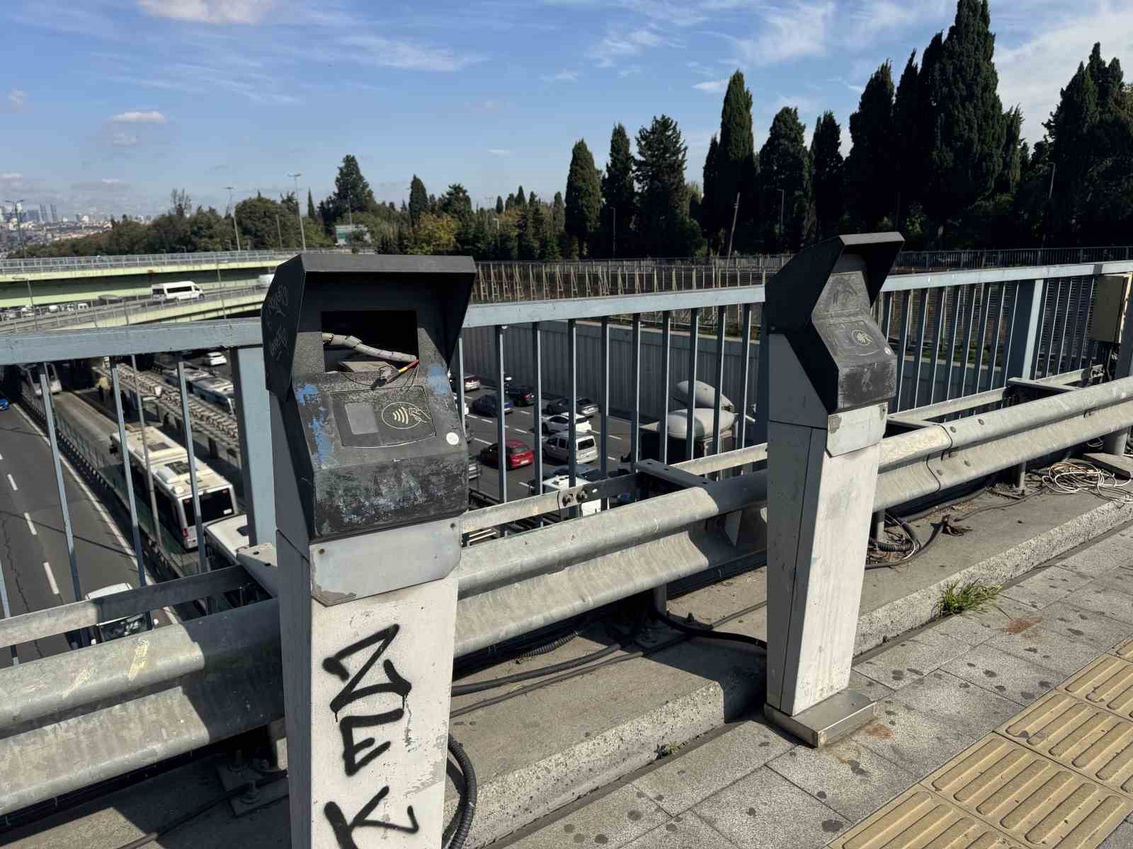 Edirnekapı Metrobüs durağında üst geçit çilesi: Geçici denildi, aylardır kapalı kaldı