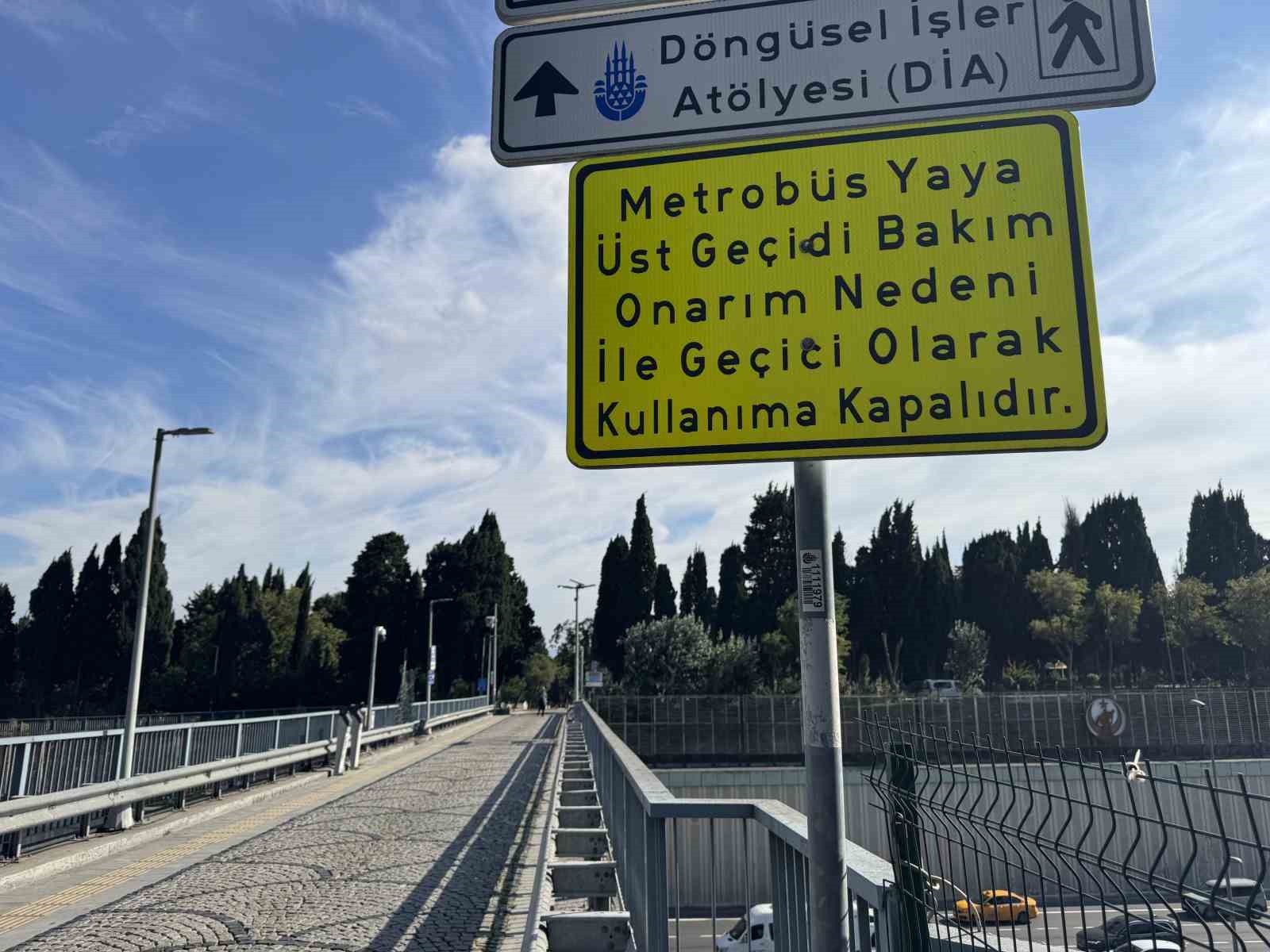 Edirnekapı Metrobüs durağında üst geçit çilesi: Geçici denildi, aylardır kapalı kaldı
