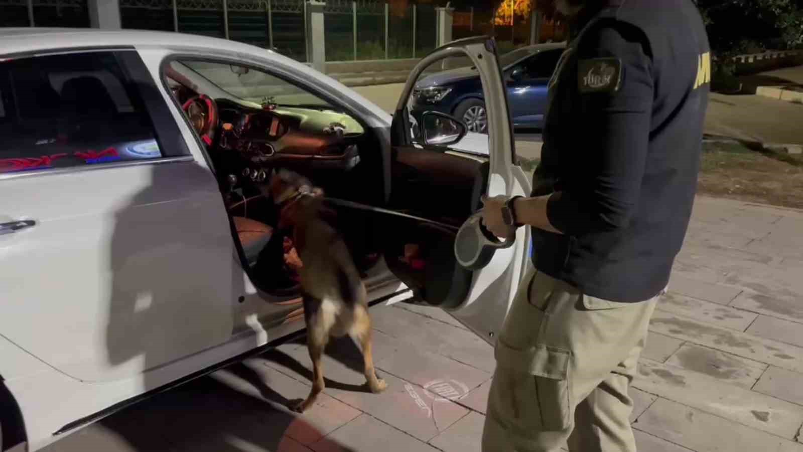 Otomobilden 110 bin uyuşturucu hap çıktı, kendisini "maddelerden bilgim yok" diyerek savundu