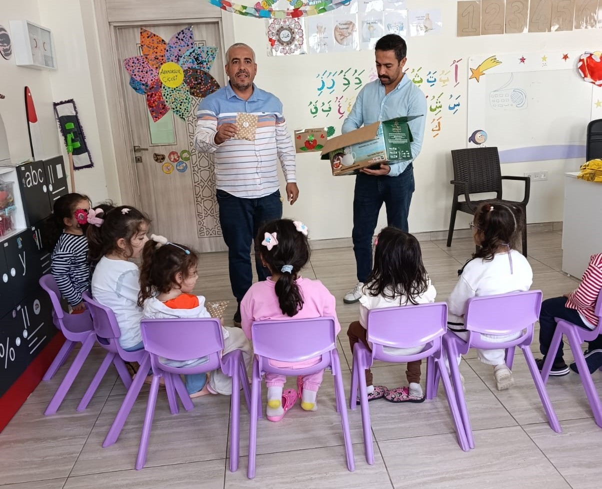 Gaziantep’te çocuklar için etkinlik yapılarak hediye dağıtıldı