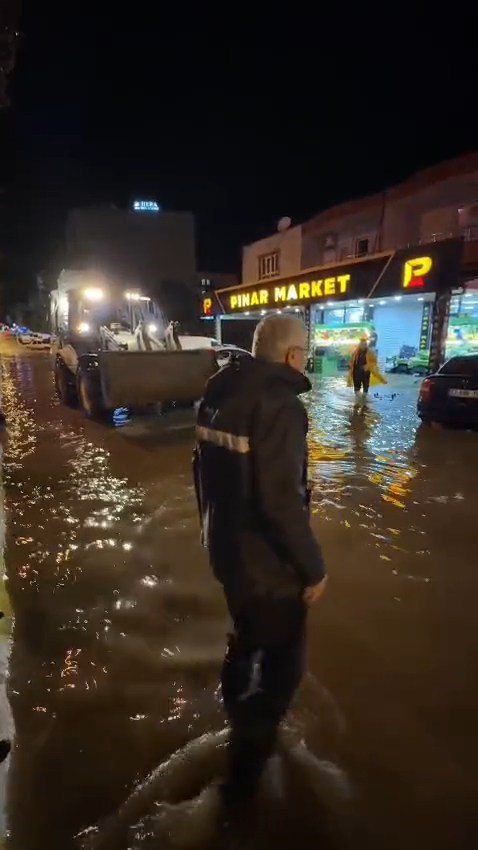 Kahta’da şiddetli sağanak hayatı olumsuz etkiledi