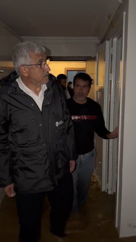 Kahta’da şiddetli sağanak hayatı olumsuz etkiledi