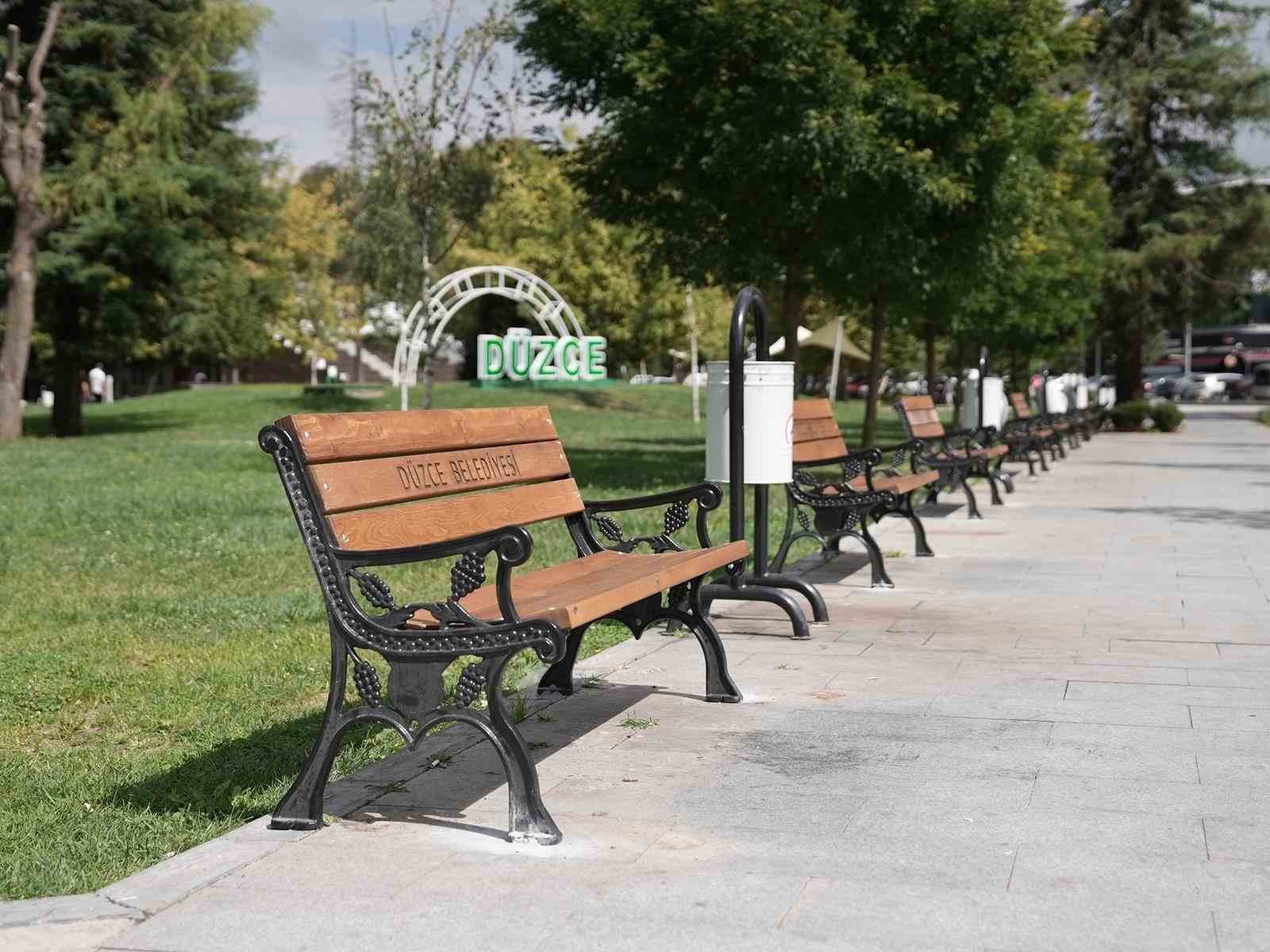 Düzce Millet Bahçesinde oturma alanları yenilendi
