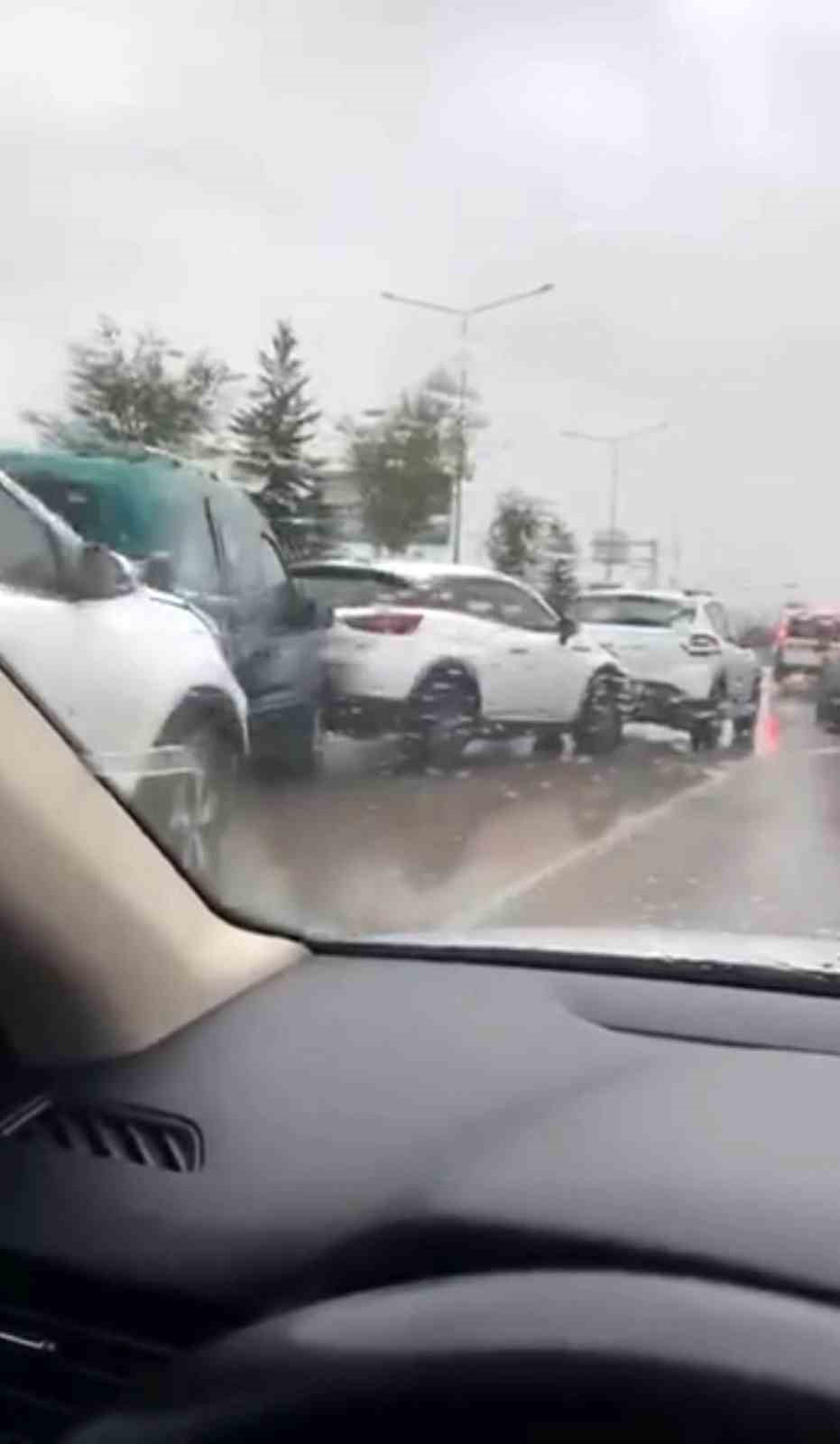 Erzurum’da yağmur kazaya neden oldu: 5 araç birbirine girdi
