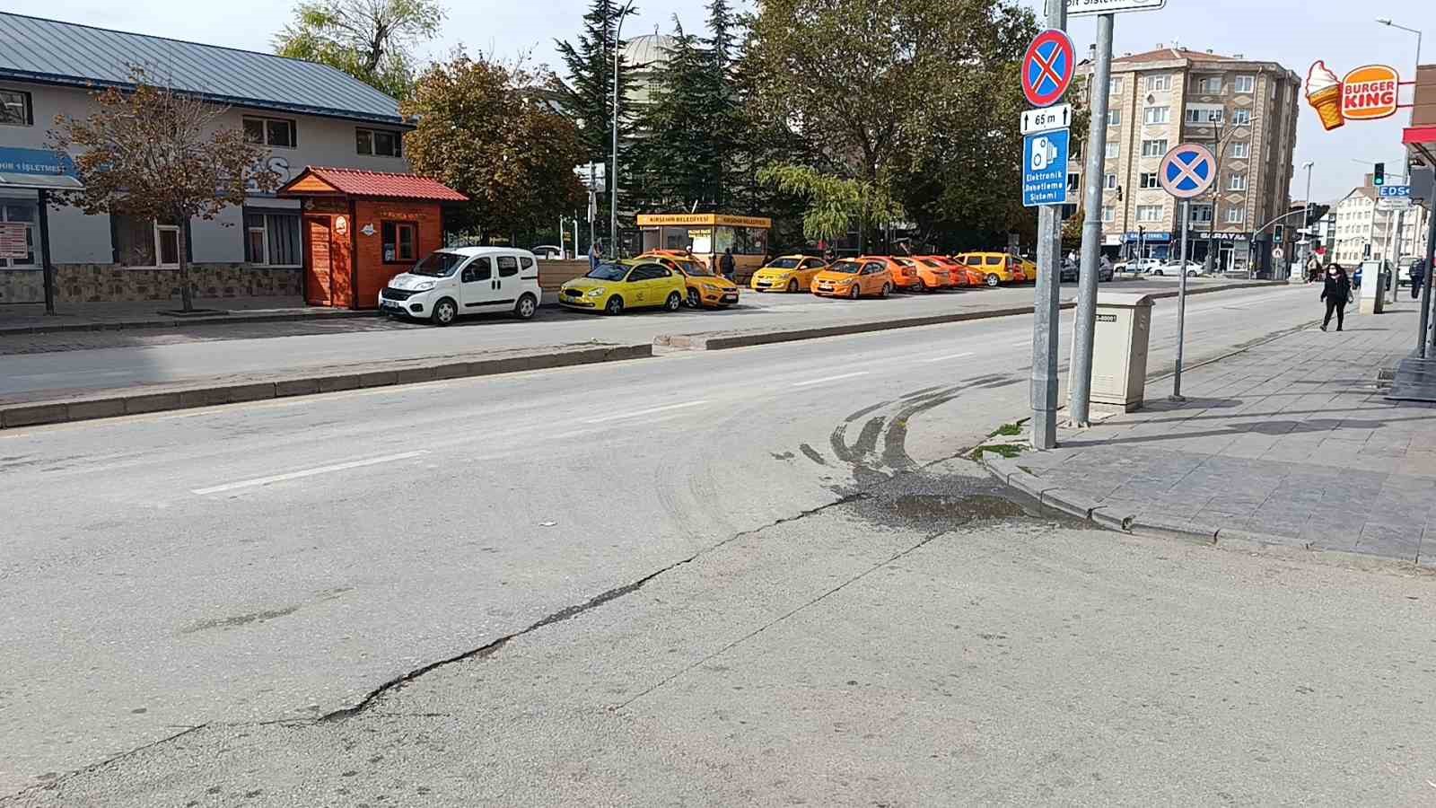 Kırşehir’de ters yönden giden motosikletin otomobile çarptığı anlar görüntülendi