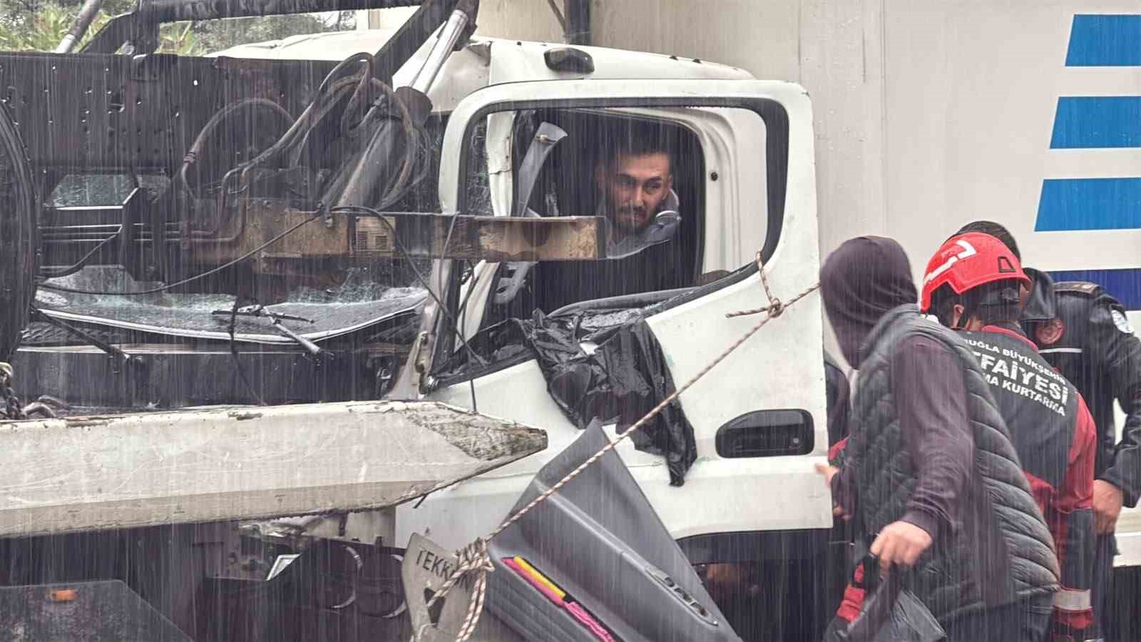 Menteşe’de yağış kazayı beraberinde getirdi, şoför araçta sıkıştı