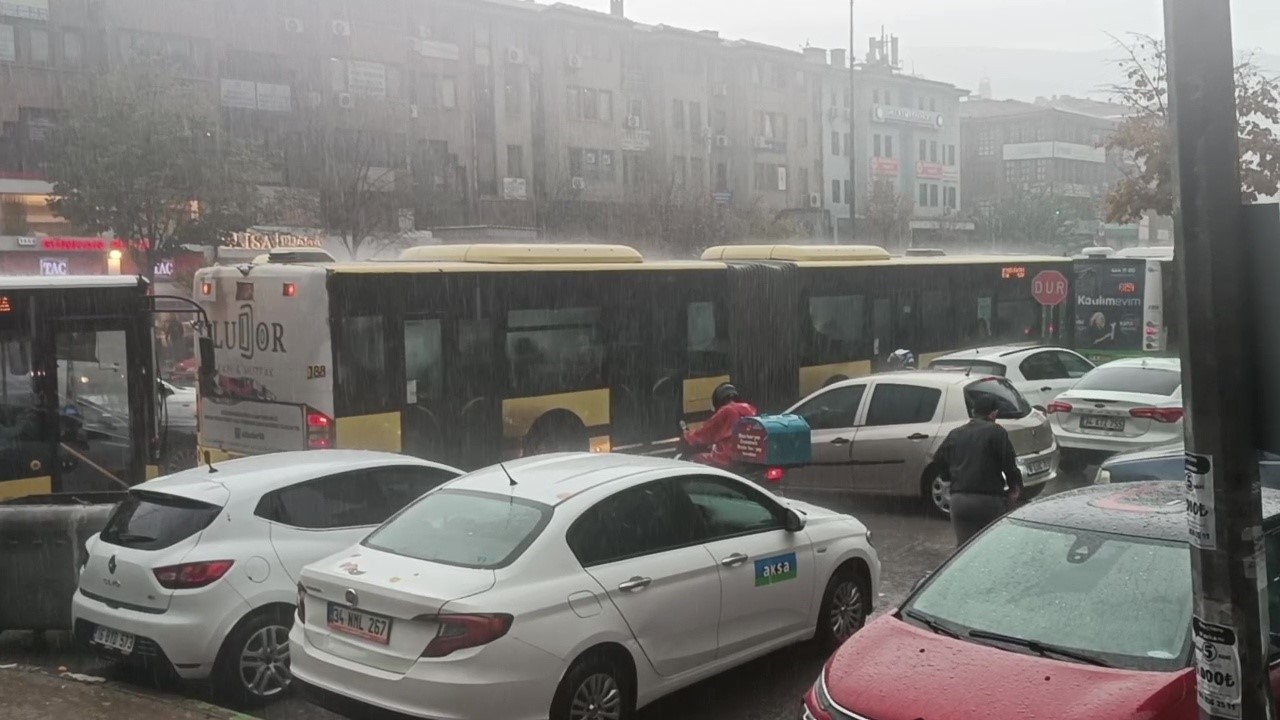 Bursa’da sağanak başladı fırtına uyarısı geldi: Rüzgar 80 kilometreye ulaşacak