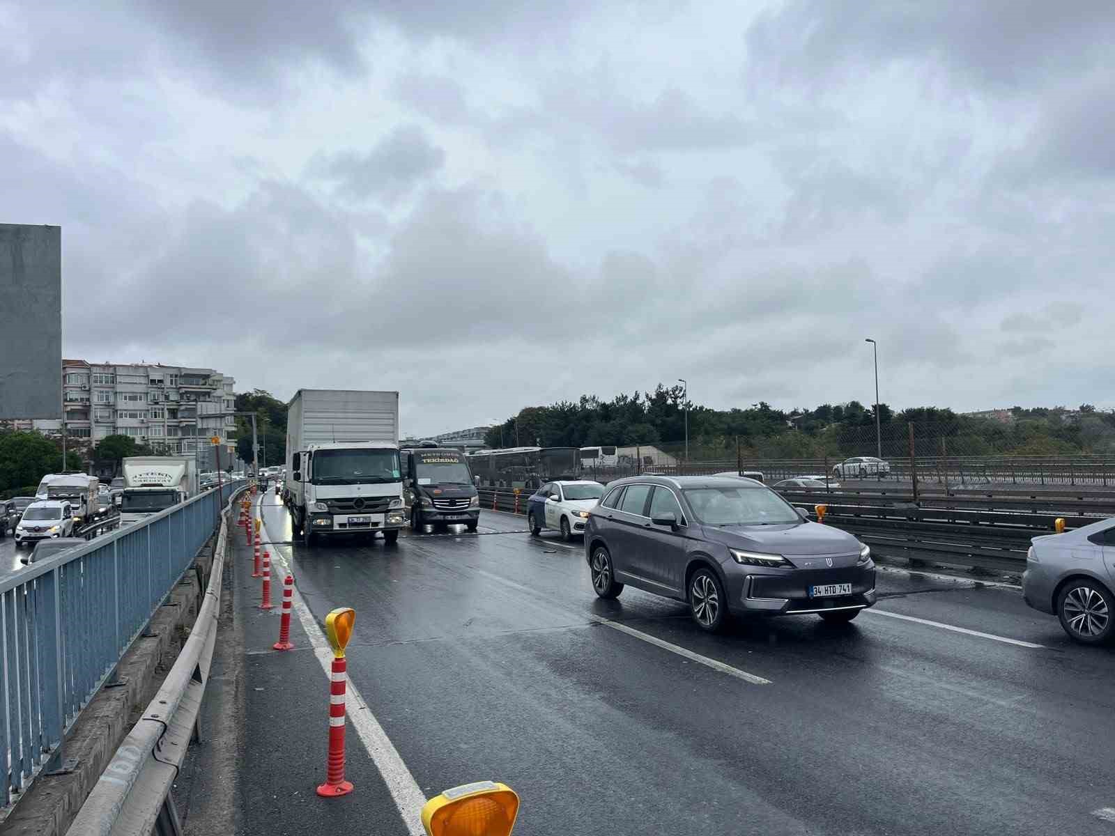 Küçükçekmece’de D-100’e derz kasisi konuldu, yağmurla birlikte trafik durma noktasına geldi