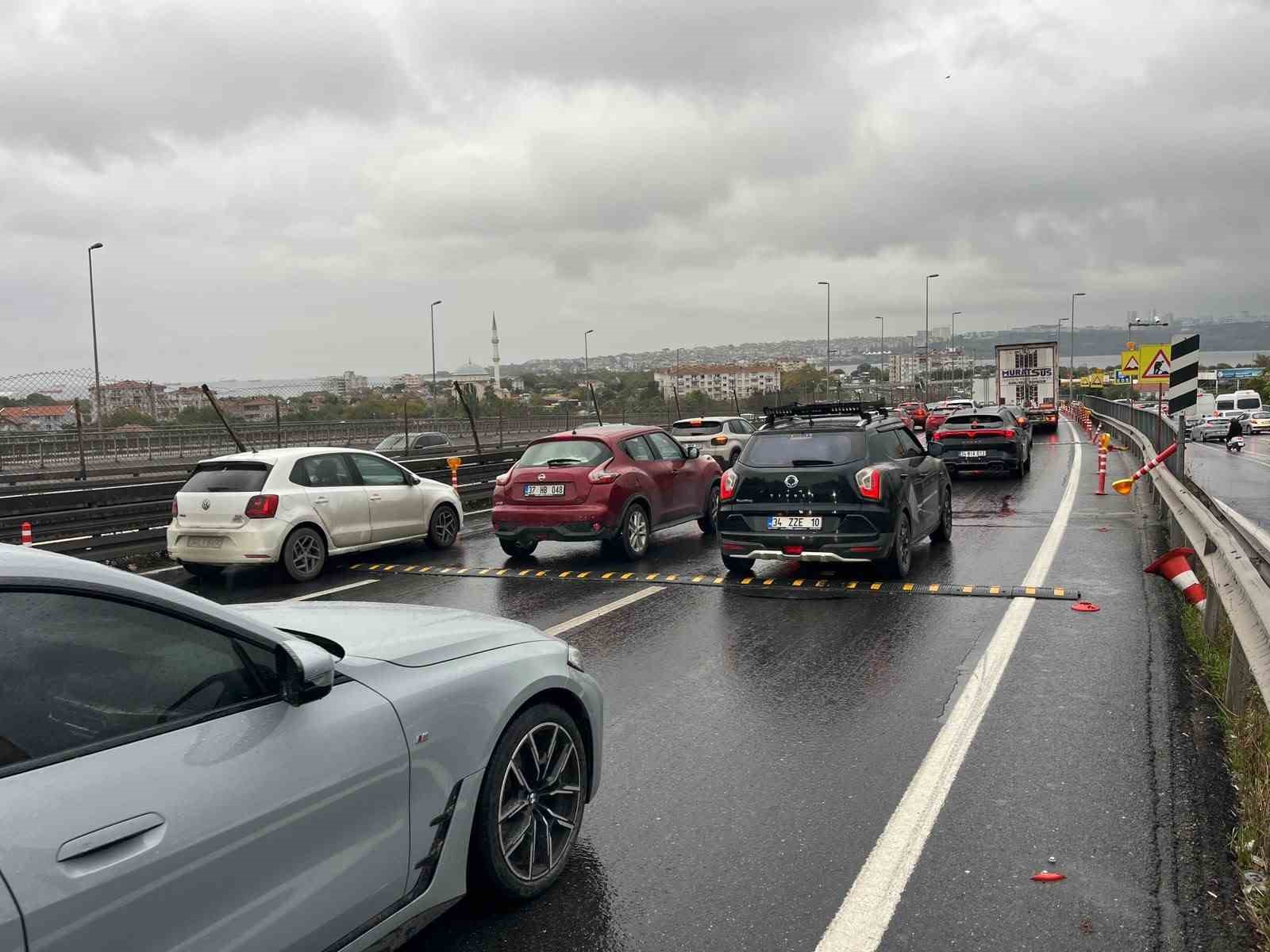 Küçükçekmece’de D-100’e derz kasisi konuldu, yağmurla birlikte trafik durma noktasına geldi
