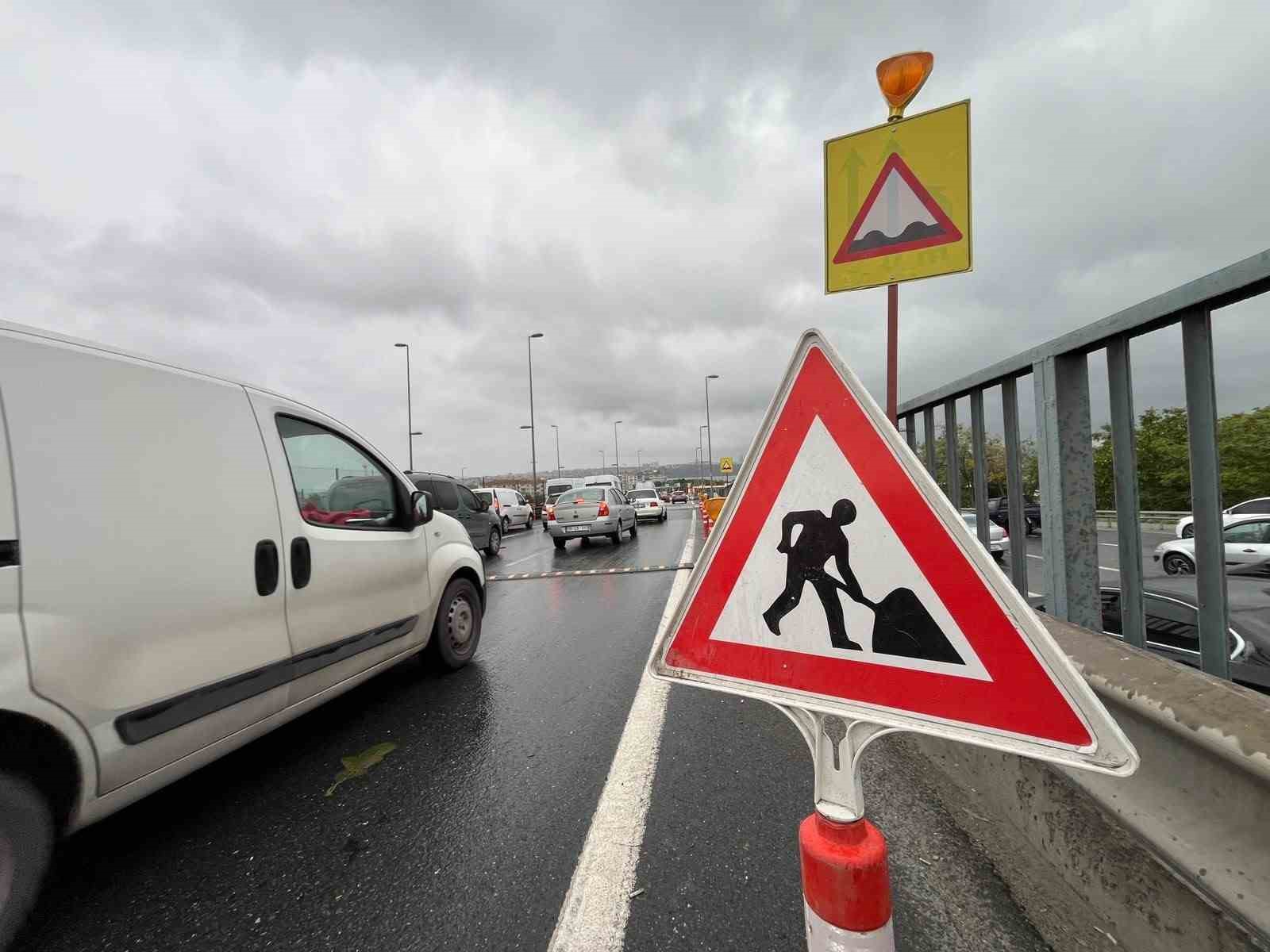 Küçükçekmece’de D-100’e derz kasisi konuldu, yağmurla birlikte trafik durma noktasına geldi