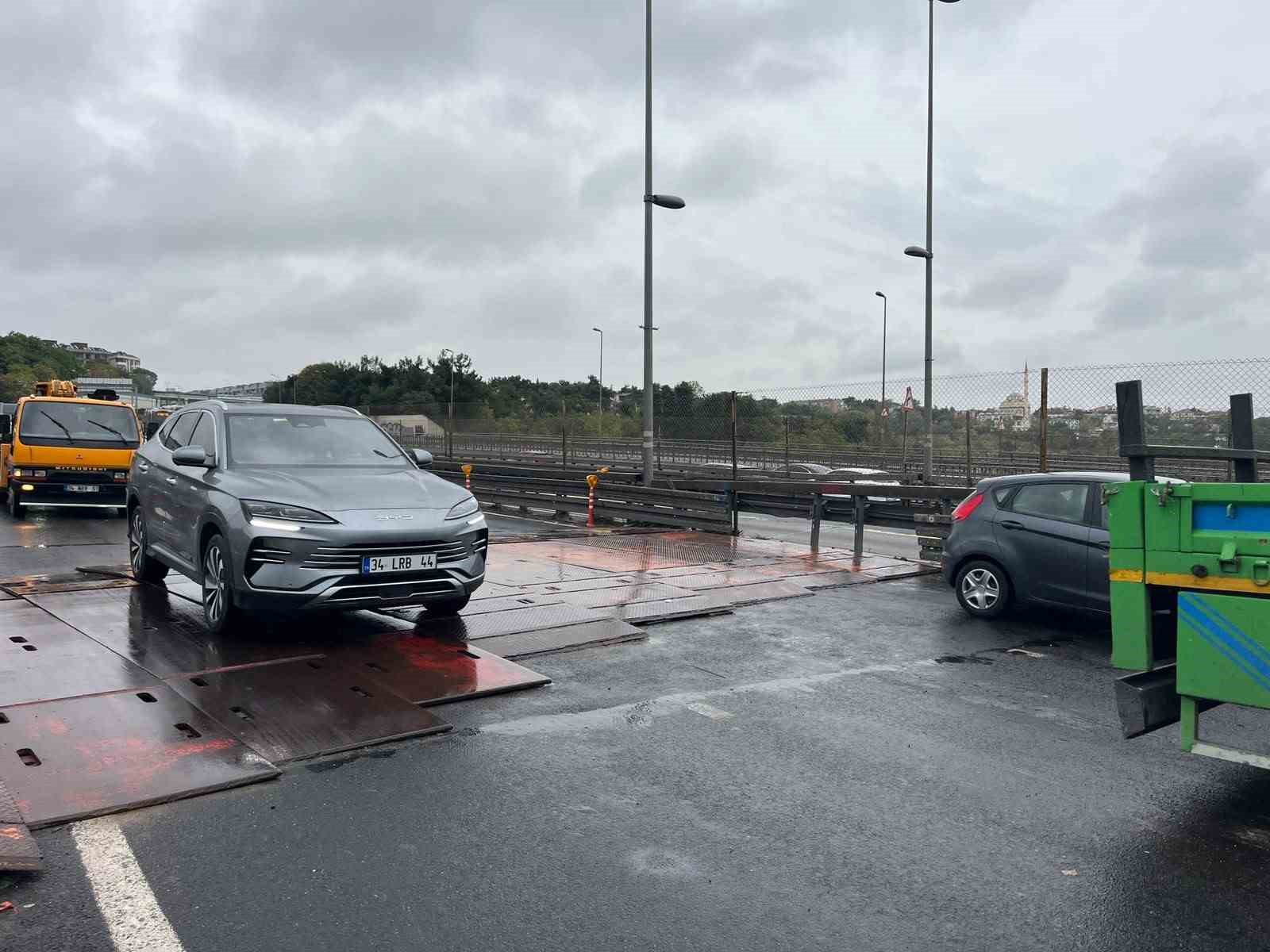 Küçükçekmece’de D-100’e derz kasisi konuldu, yağmurla birlikte trafik durma noktasına geldi