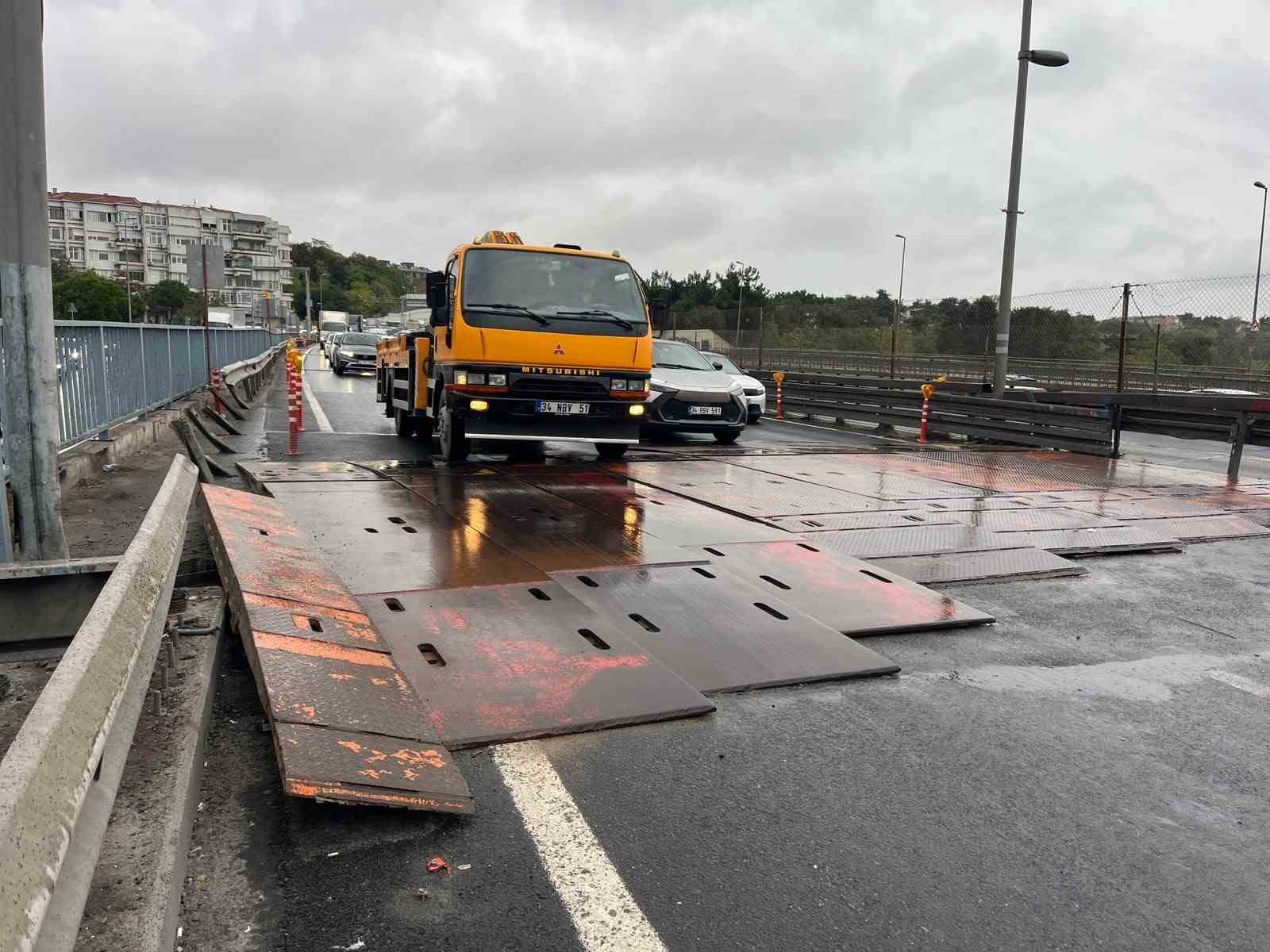 Küçükçekmece’de D-100’e derz kasisi konuldu, yağmurla birlikte trafik durma noktasına geldi