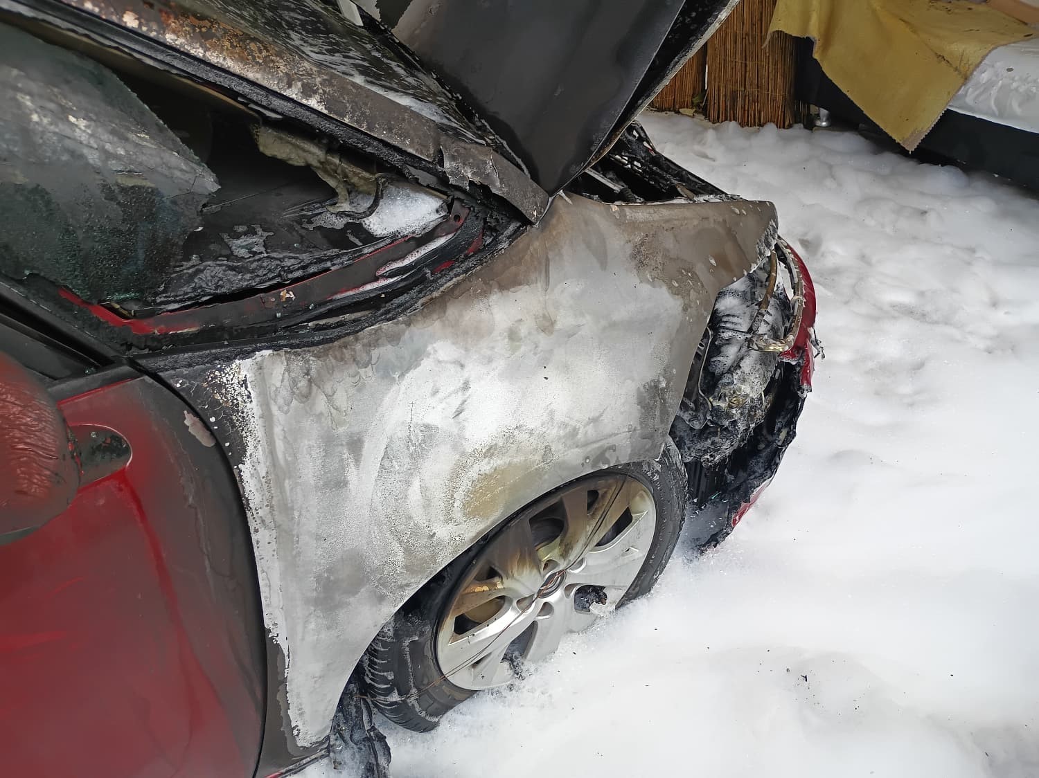 Sinop’ta aracını yıkayan sürücünün otomobili alev aldı