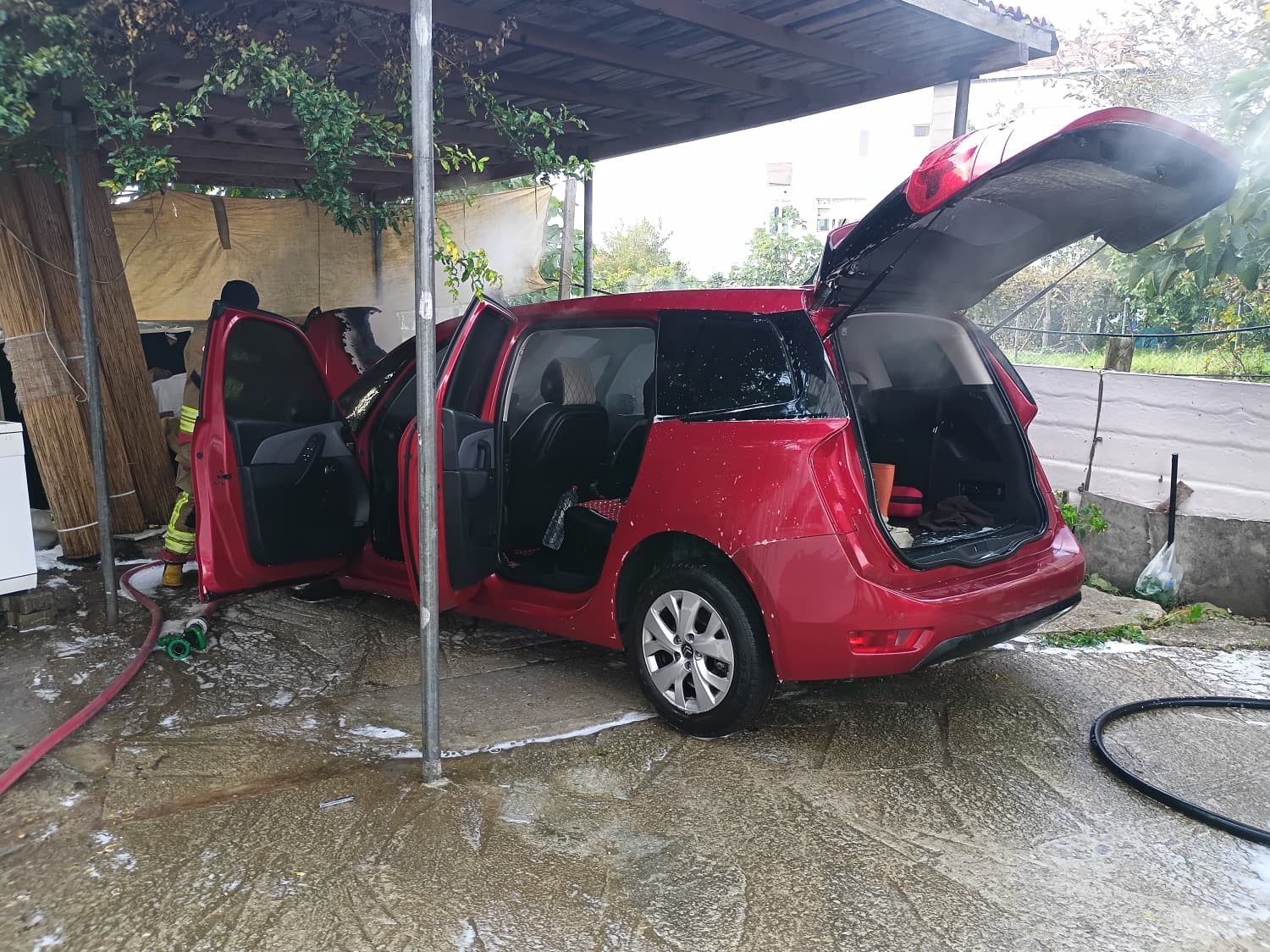 Sinop’ta aracını yıkayan sürücünün otomobili alev aldı