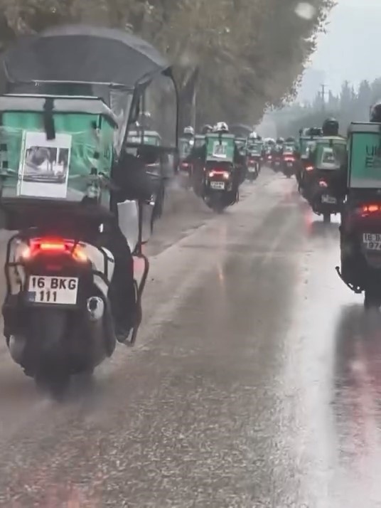 Bursa’da yüzlerce motokurye, vefat eden arkadaşları için konvoy yaptı