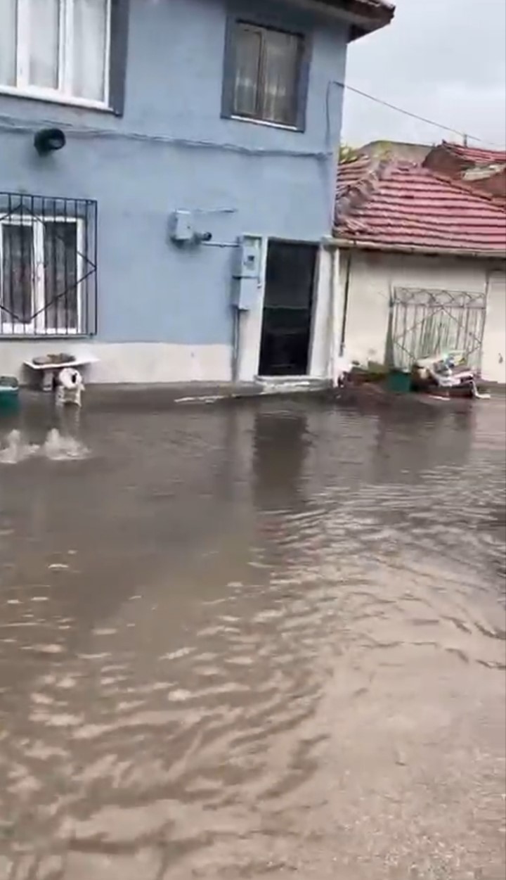 Bursa’da sağanak yağış hayatı olumsuz etkiledi: Pazar yerleri ve sokaklar göle döndü