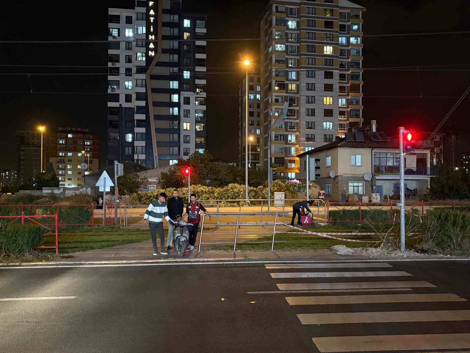 Yaya geçidinden geçmeye çalışan motosiklet tramvayla çarpıştı: 1 yaralı